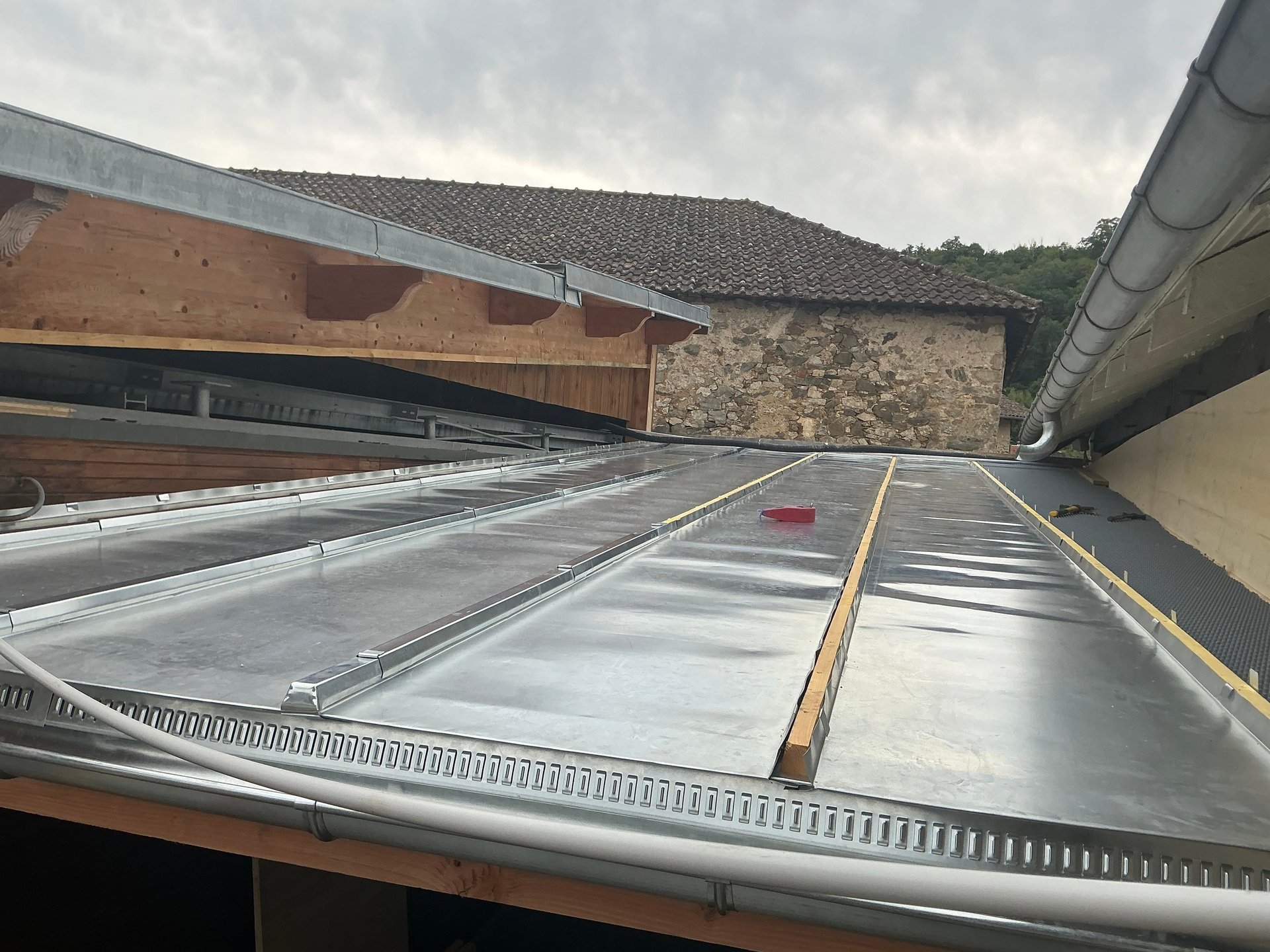 gray computer monitor