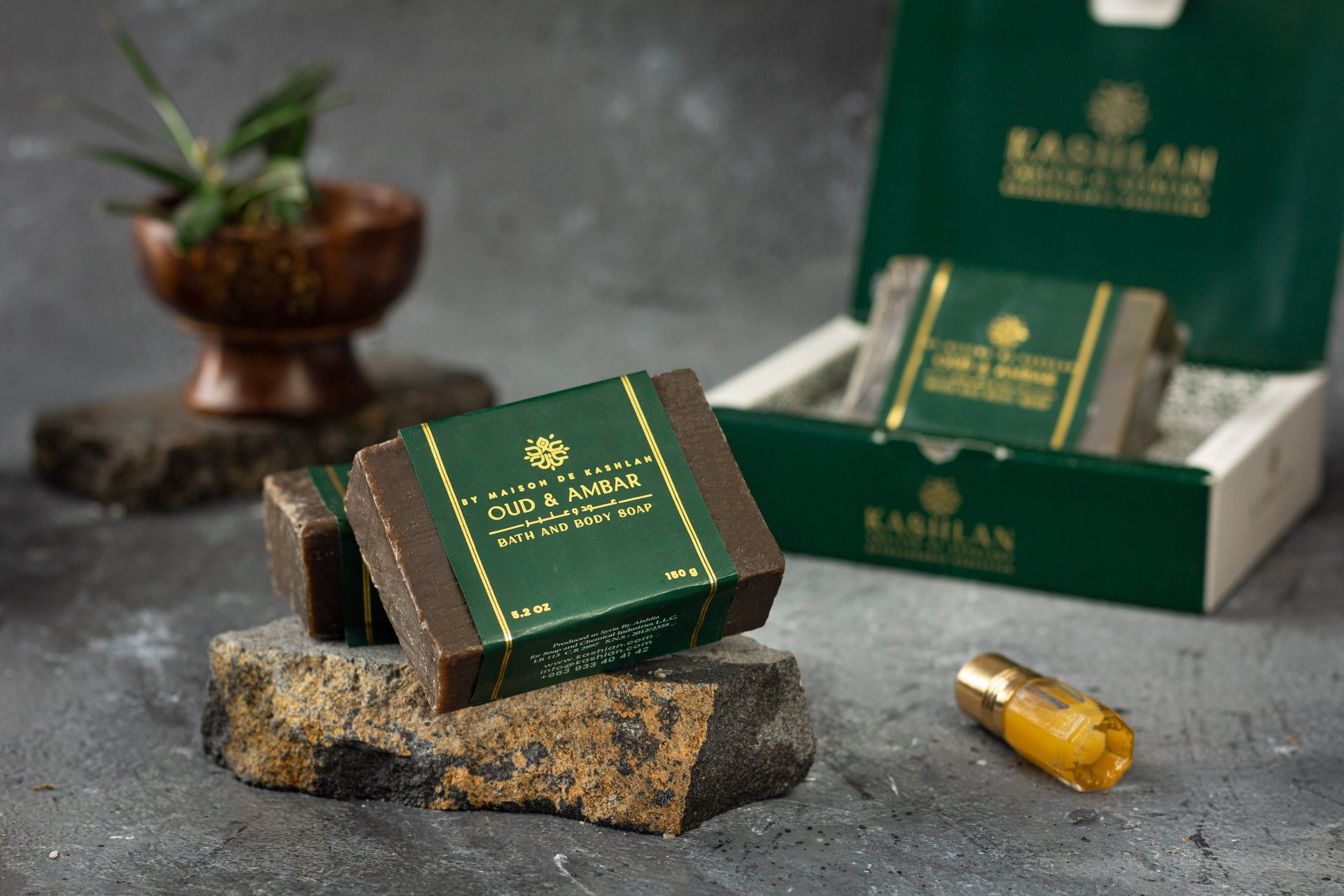 gray computer monitor