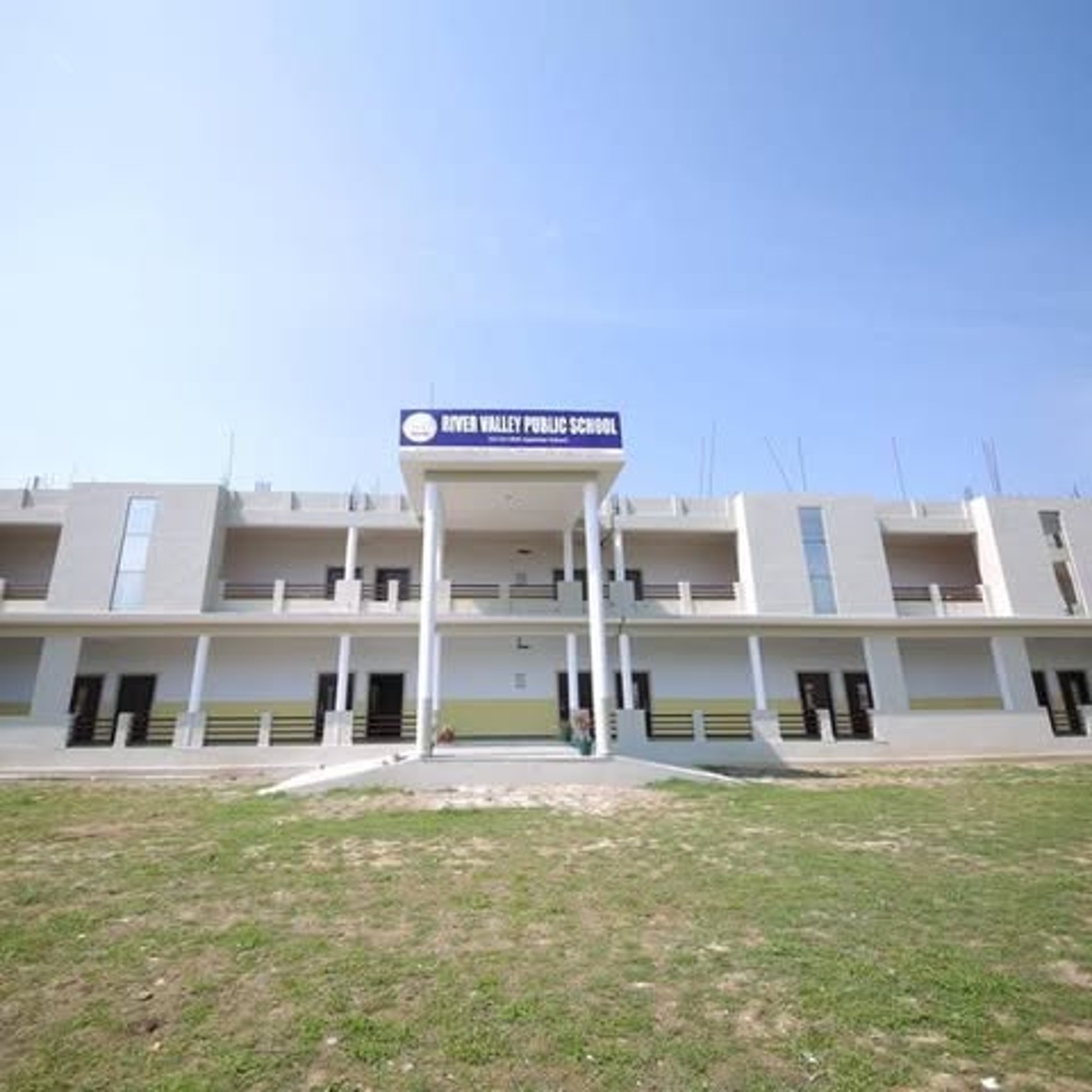 gray computer monitor