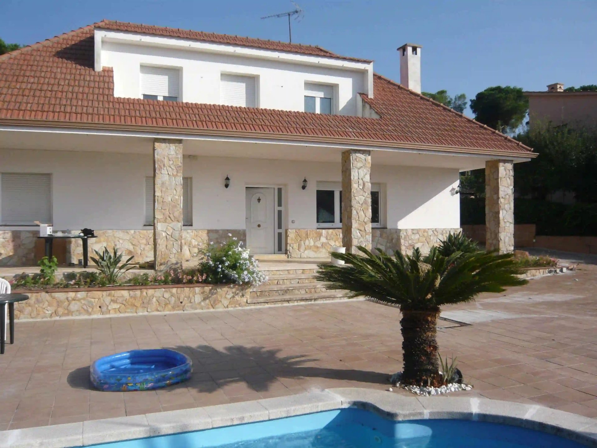 Casa parte exterior trasero con piscina homeliving50 en les ginestere