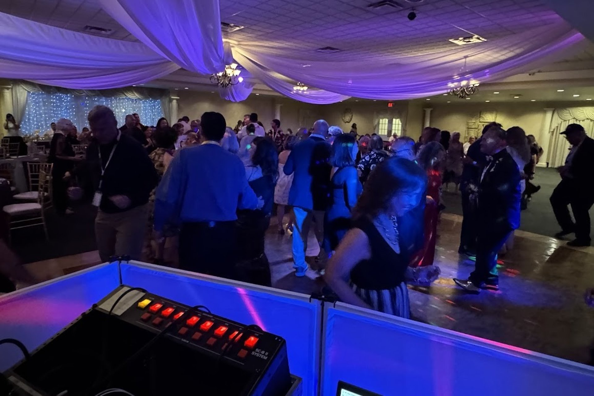 gray computer monitor