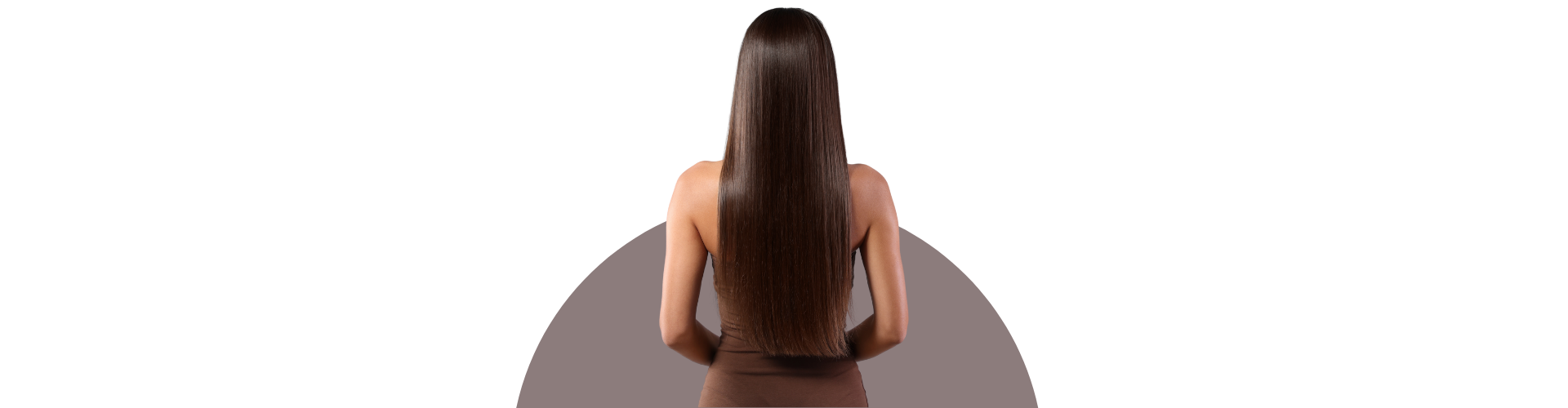 Femme de dos aux cheveux longs, bruns et lisses illustrant le résultat d'une coloration végétale et vegan