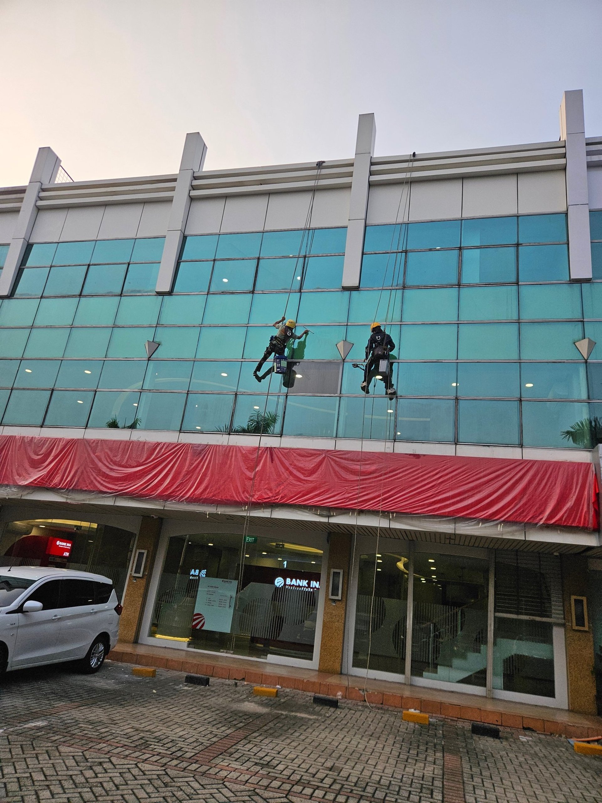 Jasa Pembersihan Kaca Gedung
