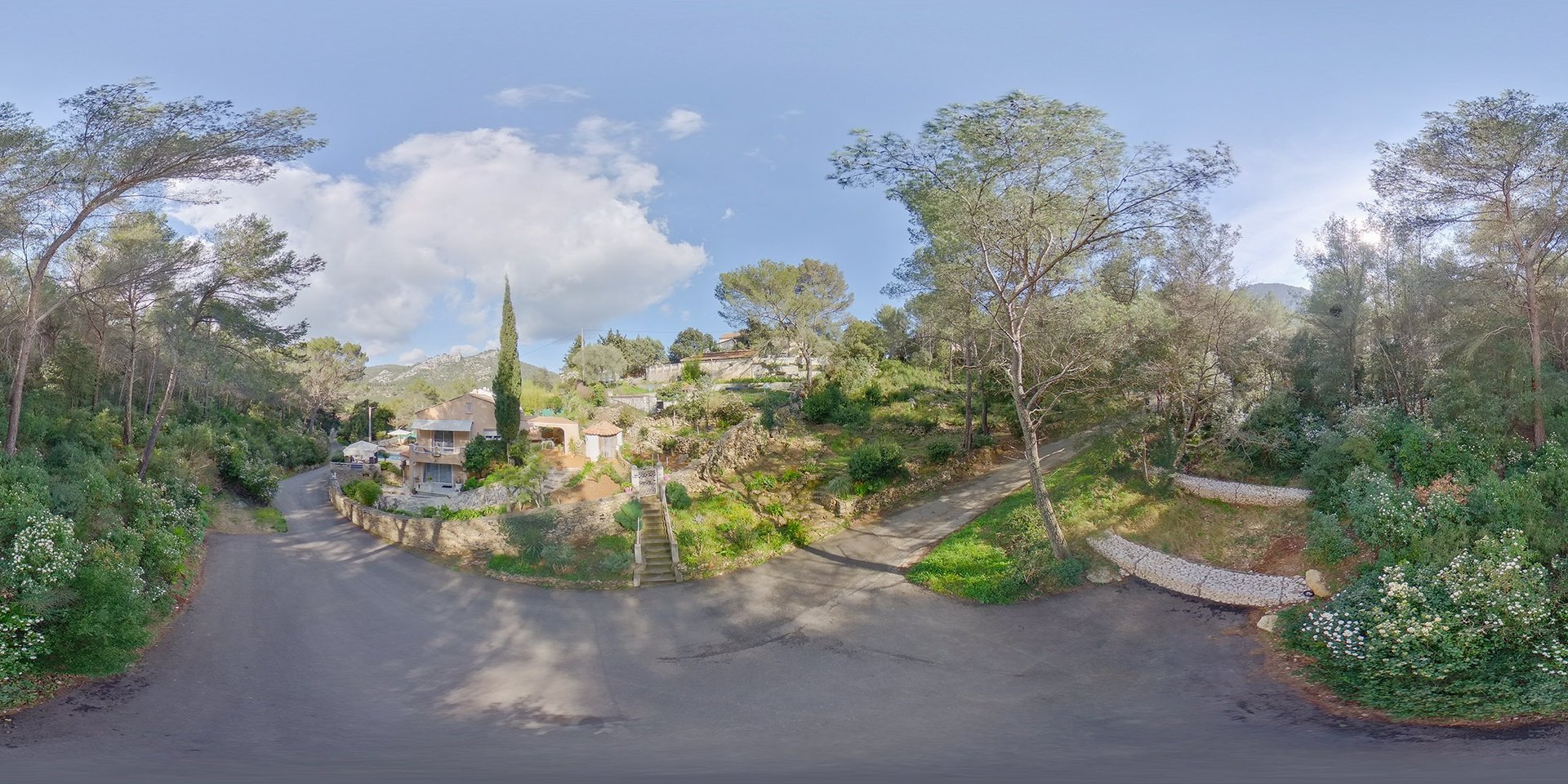 Immobilier de luxe vue drone de la maison avec grand jardin Pilote de drone 83