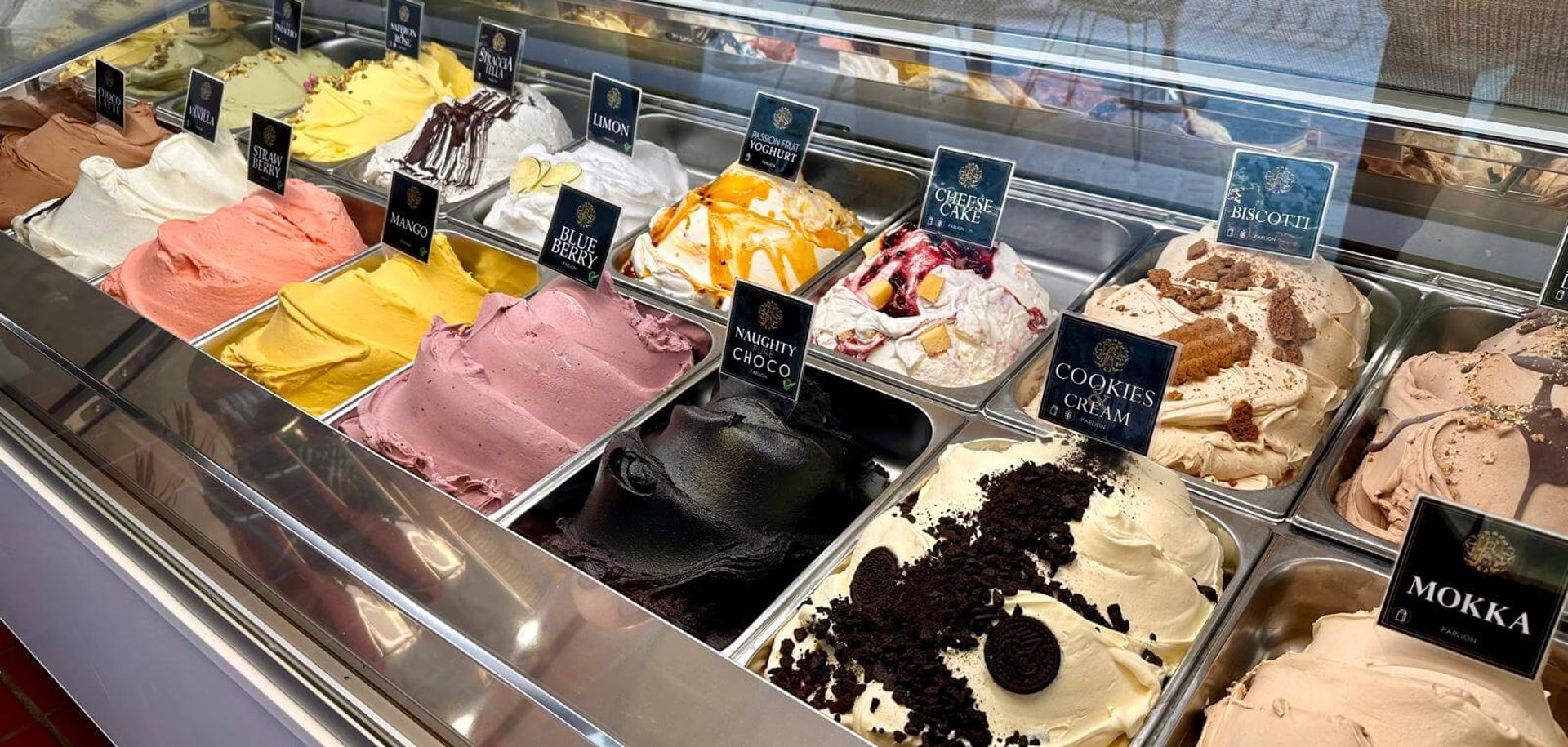 black and white bed linen