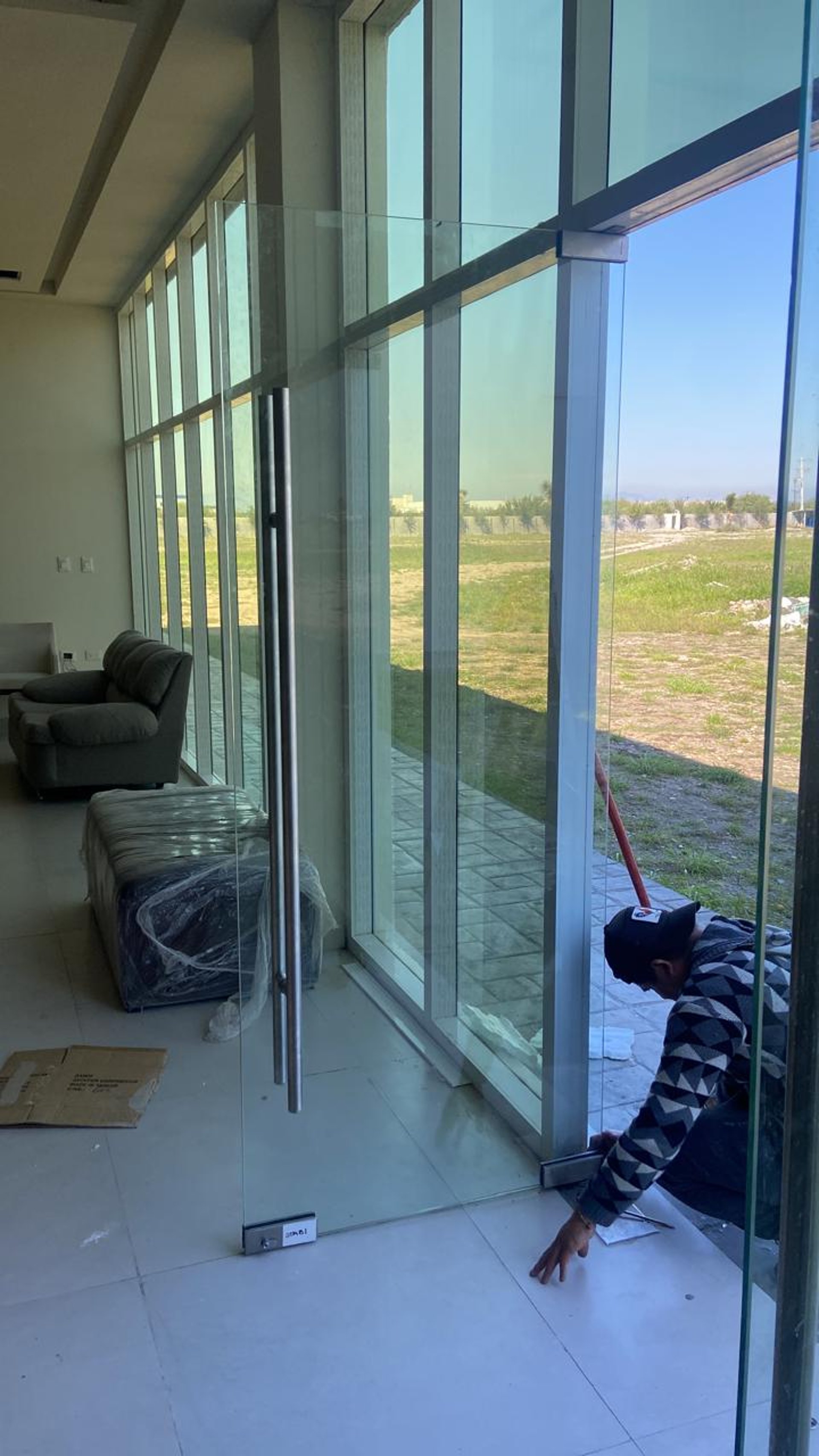 gray computer monitor