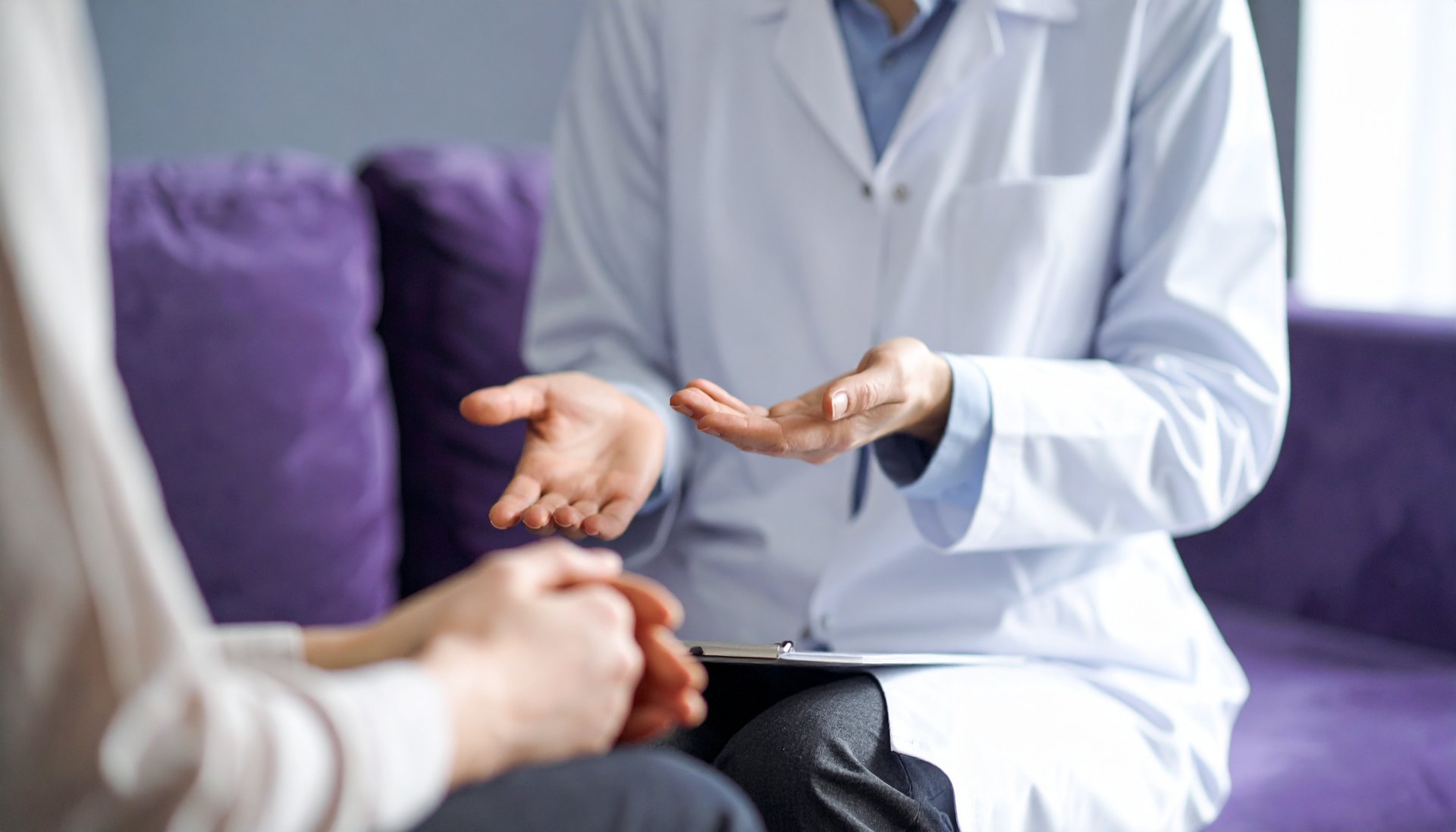 Médico explicando el tratamiento a su paciente