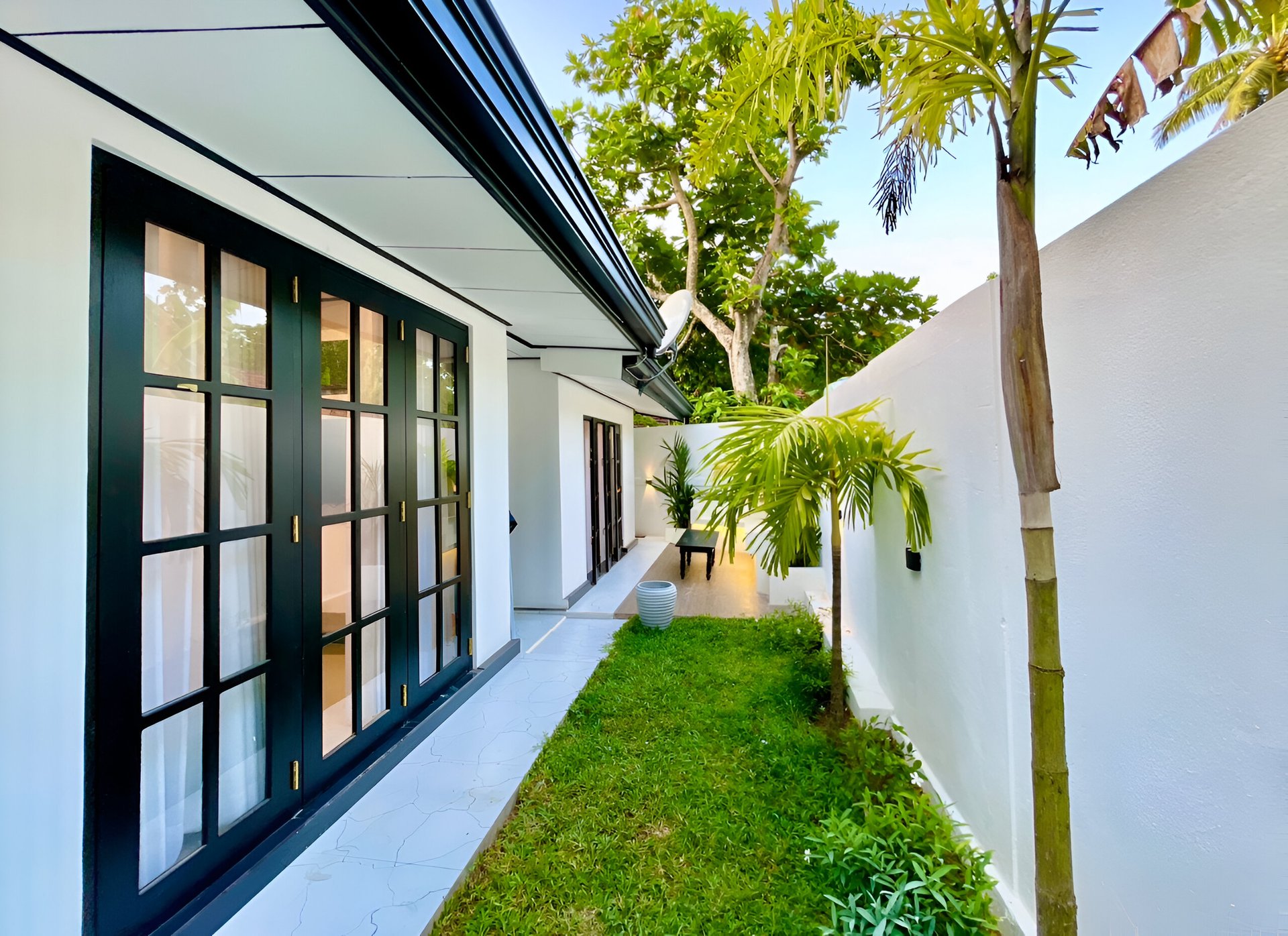black and white bed linen