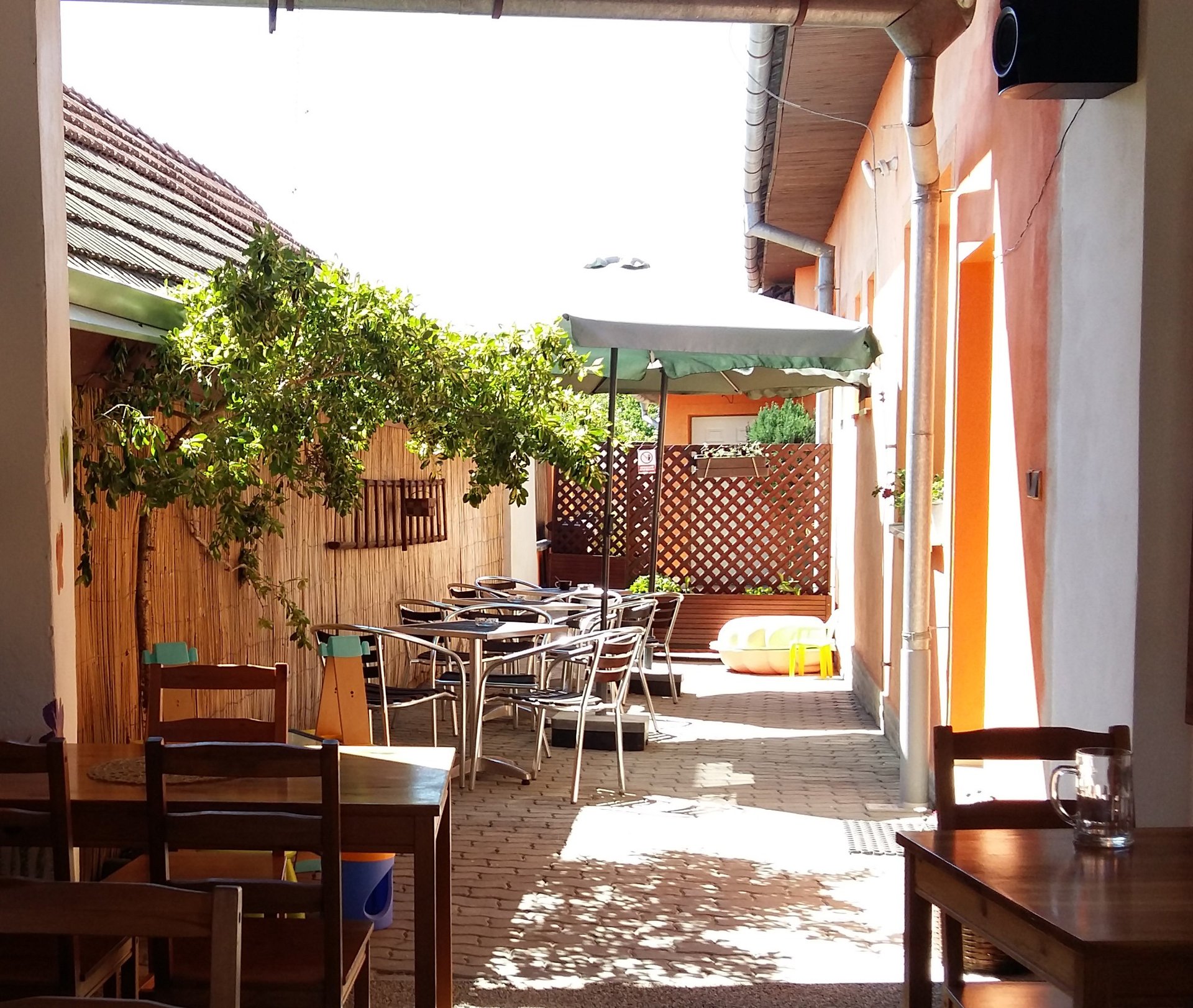 gray computer monitor