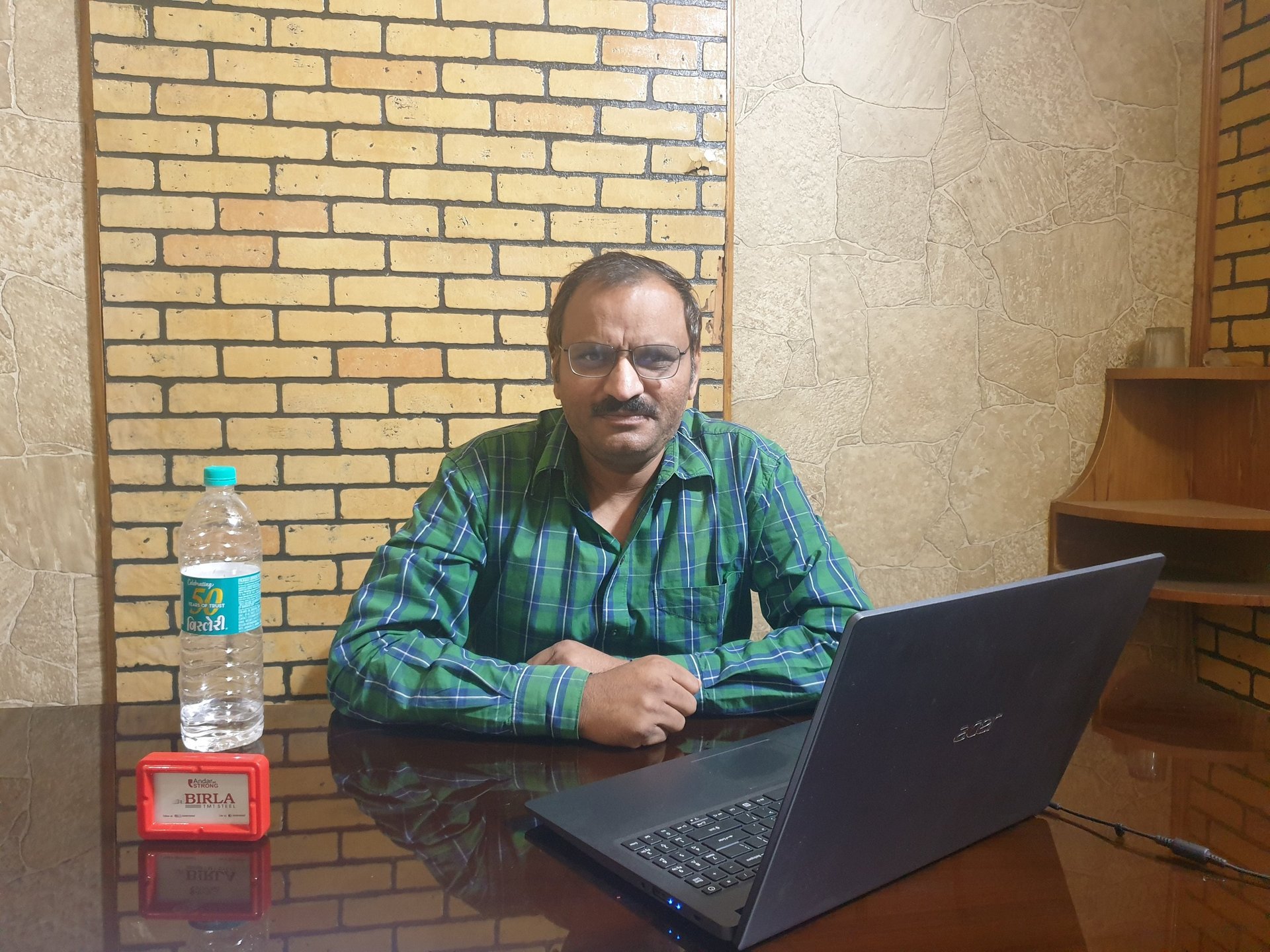 gray computer monitor