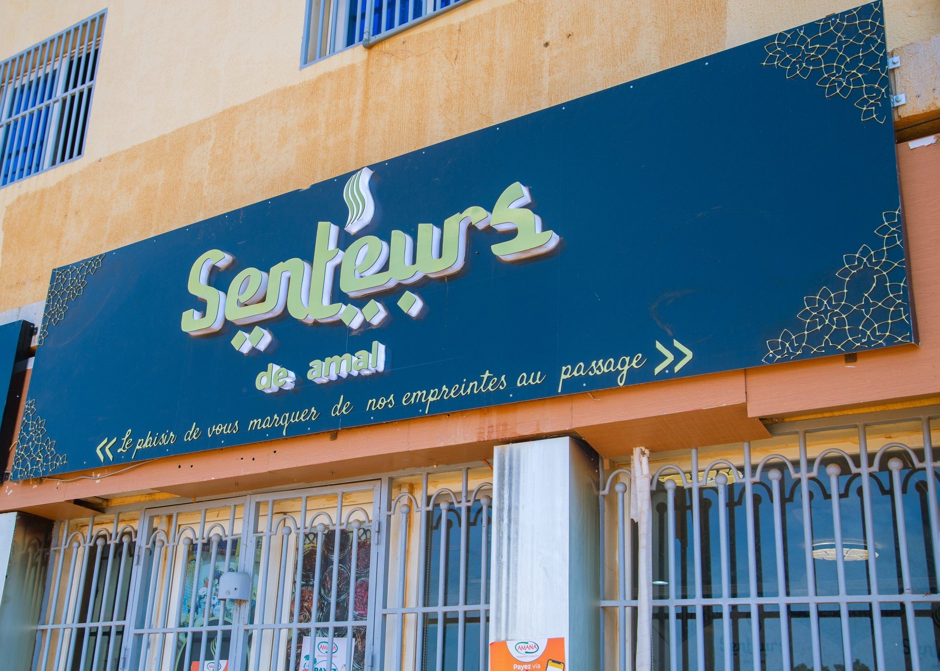 gray computer monitor