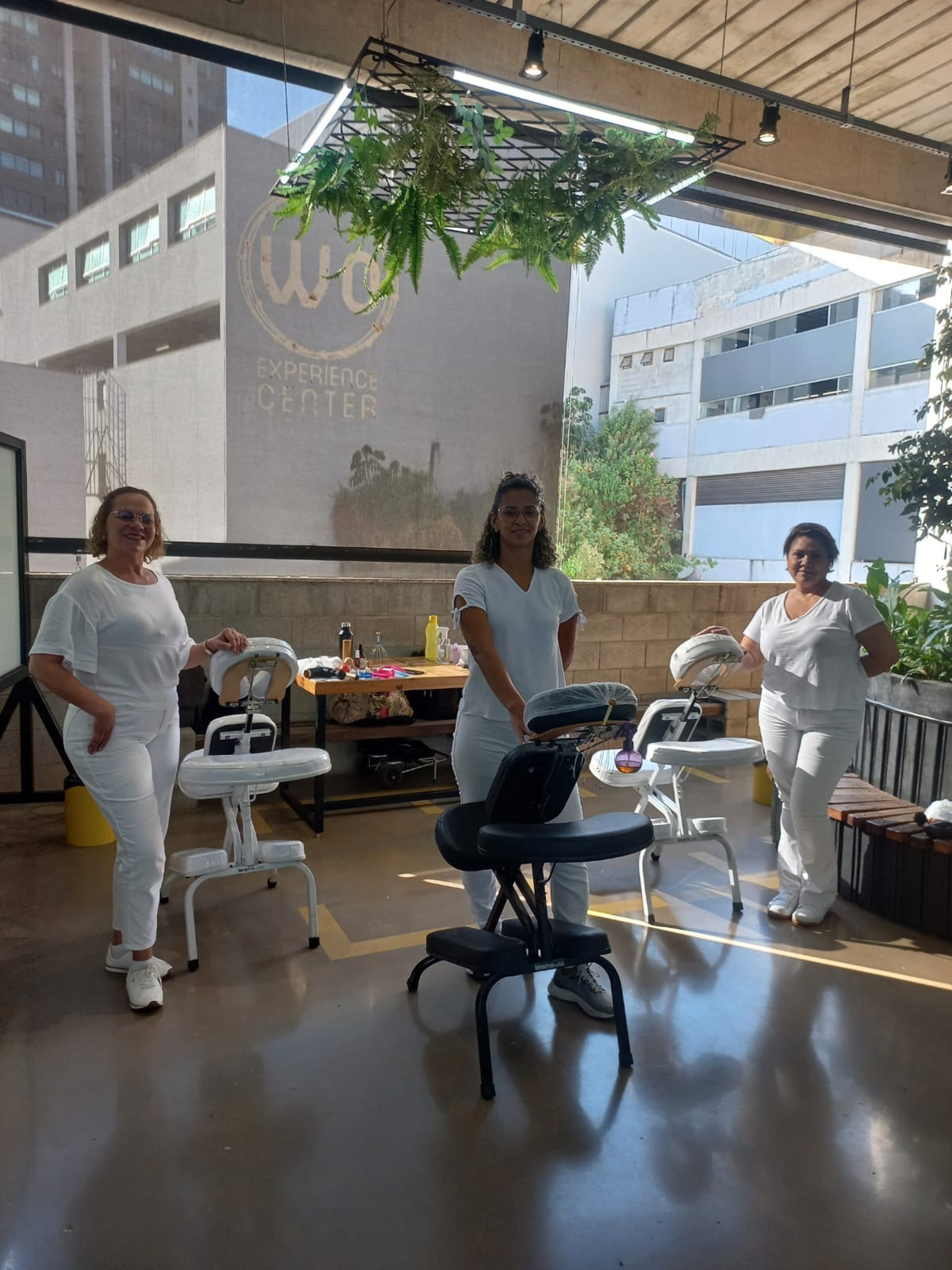 gray computer monitor