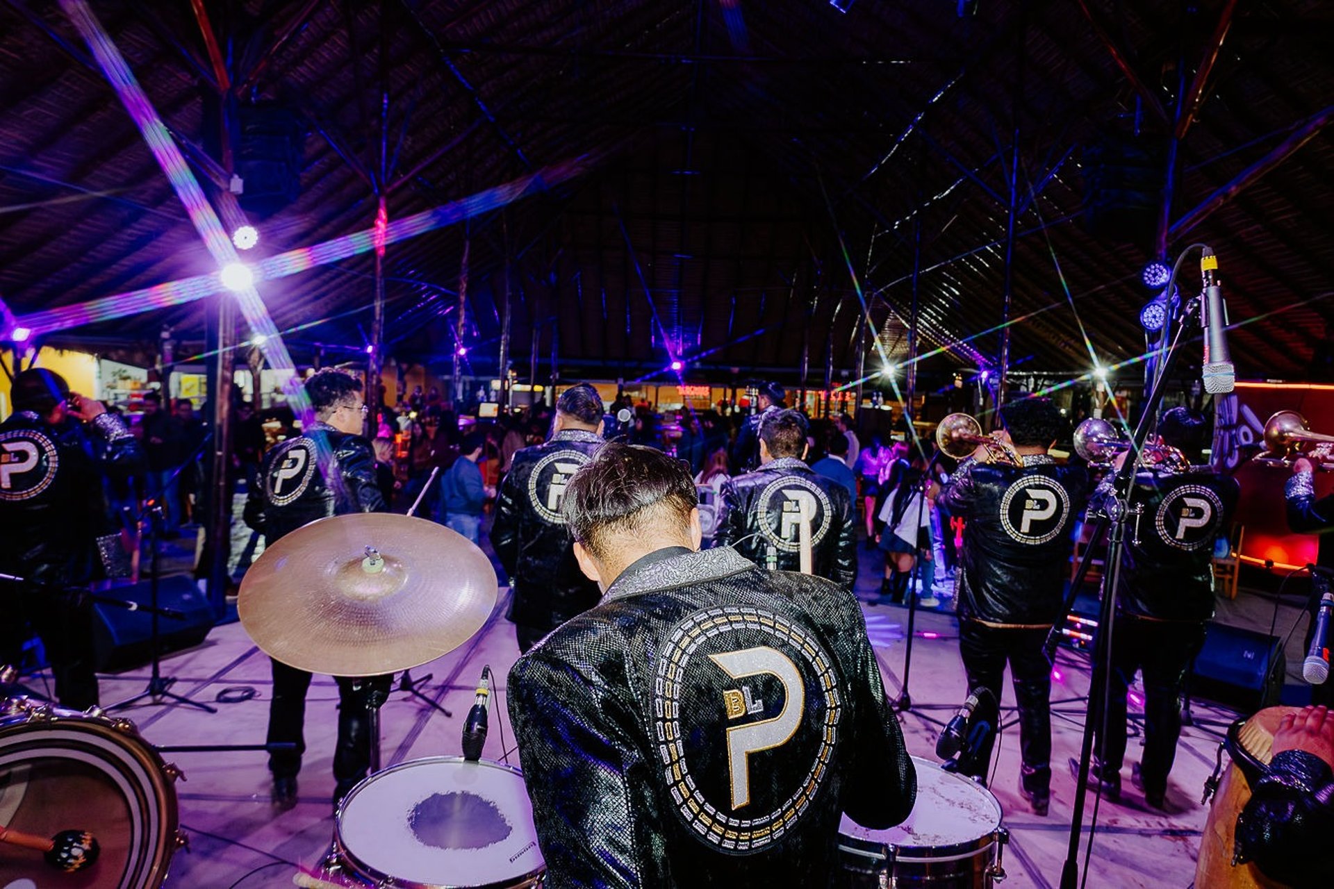 black and white bed linen