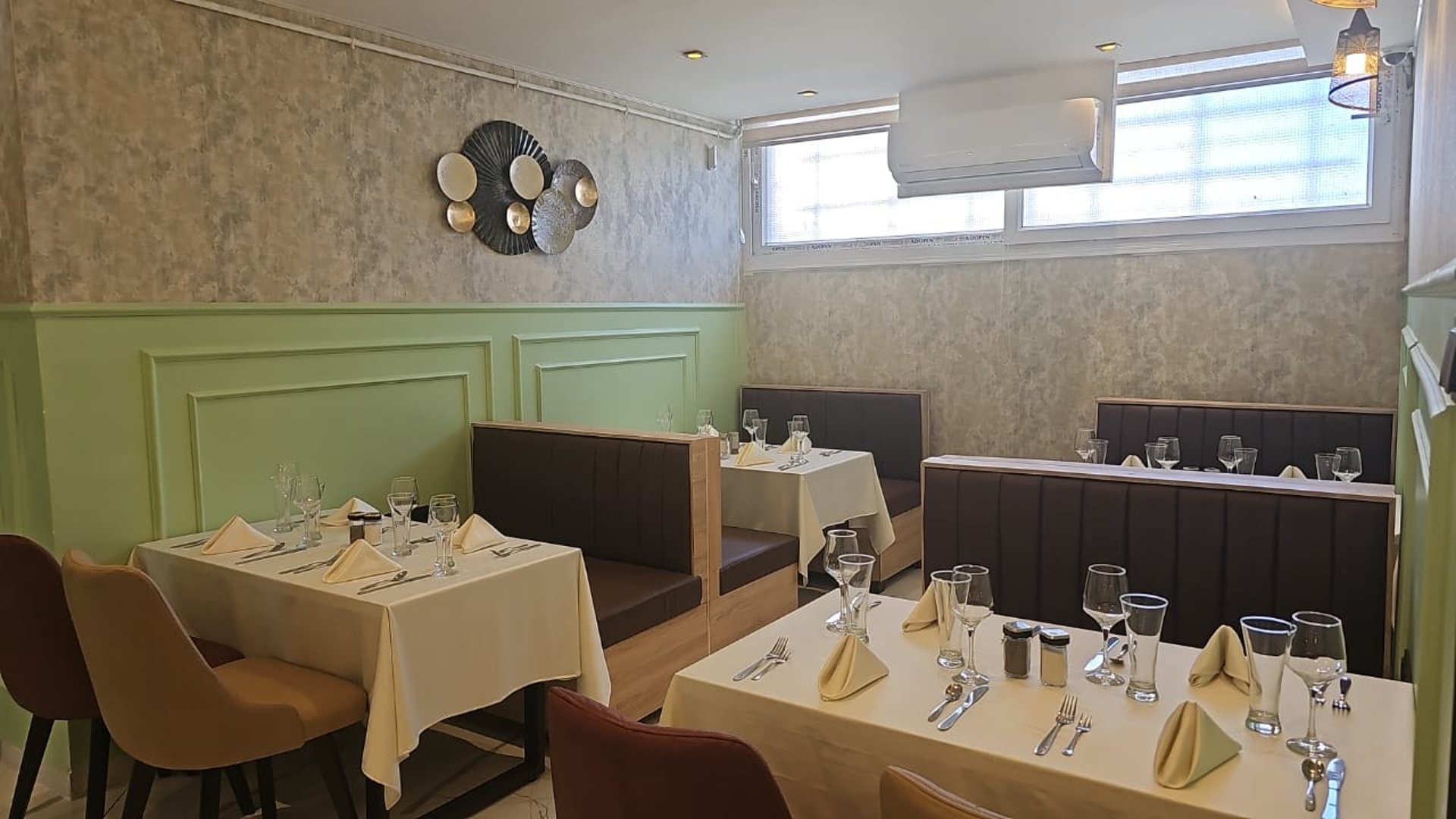 gray computer monitor