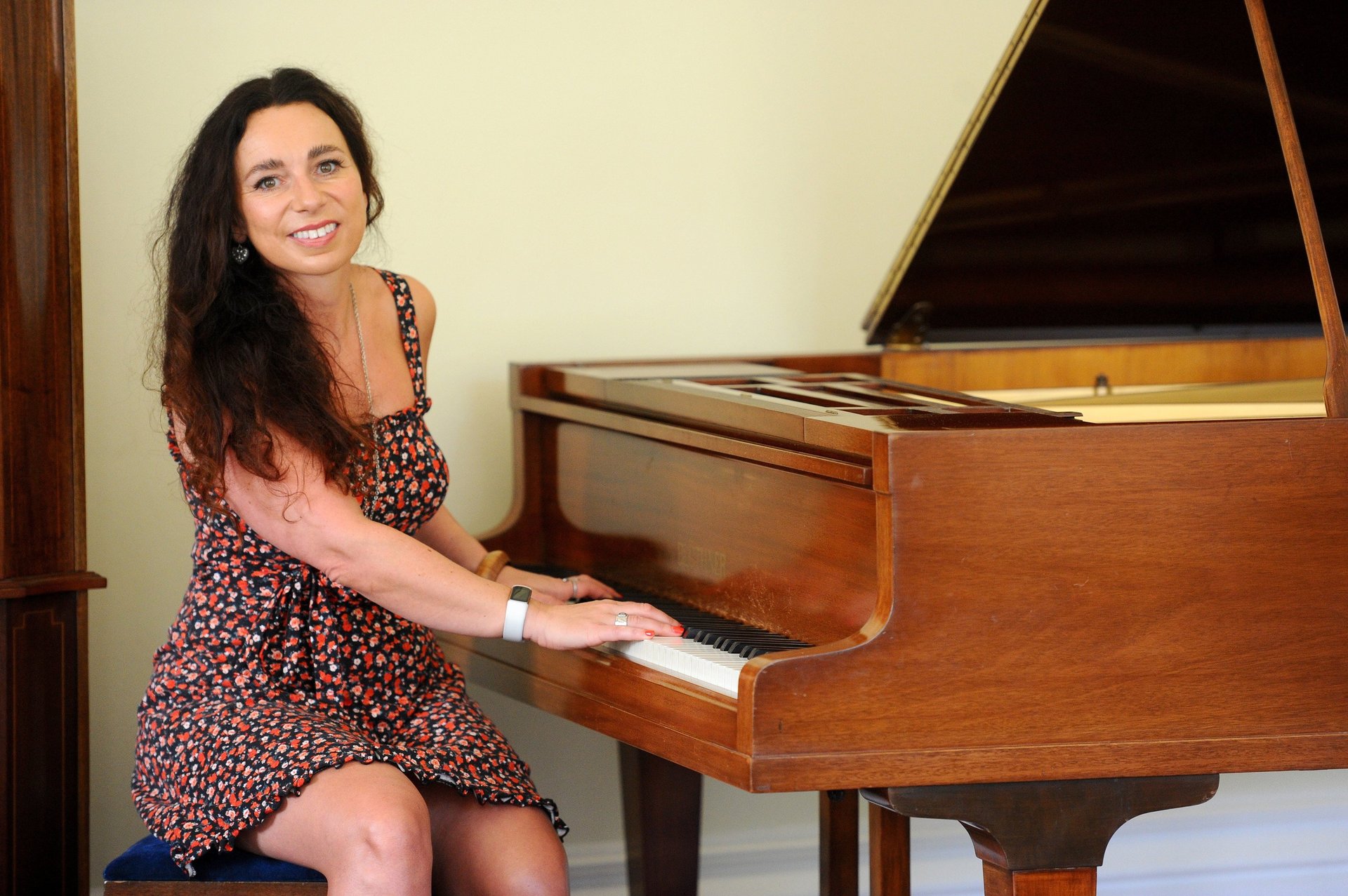 photo of a man and woman newly wedding holding a balloons