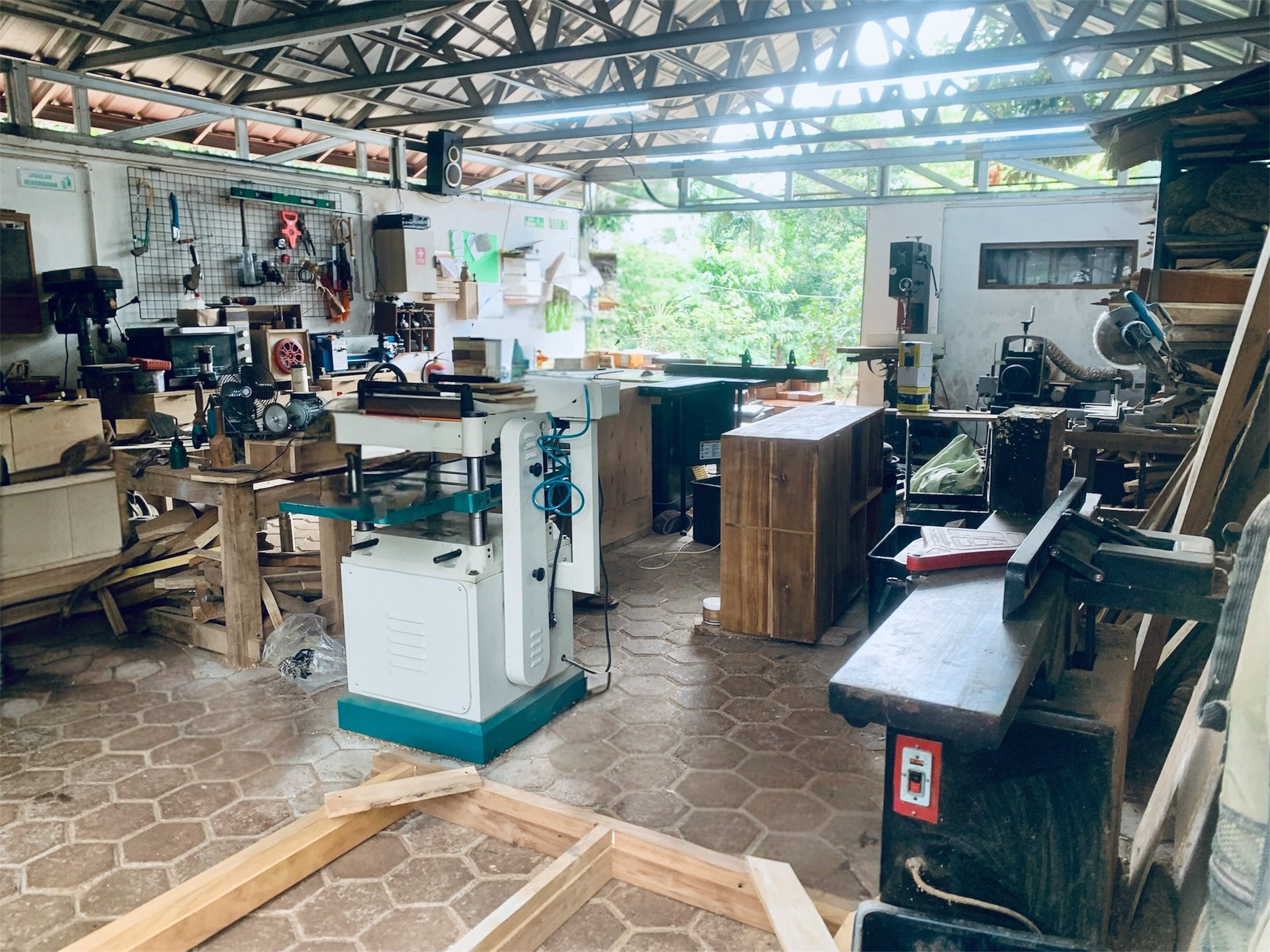 gray computer monitor