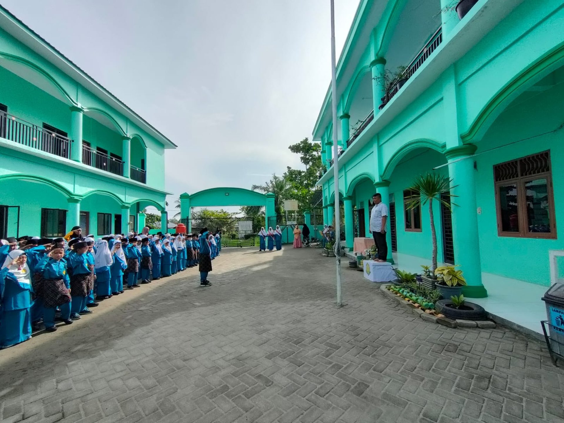 gray computer monitor