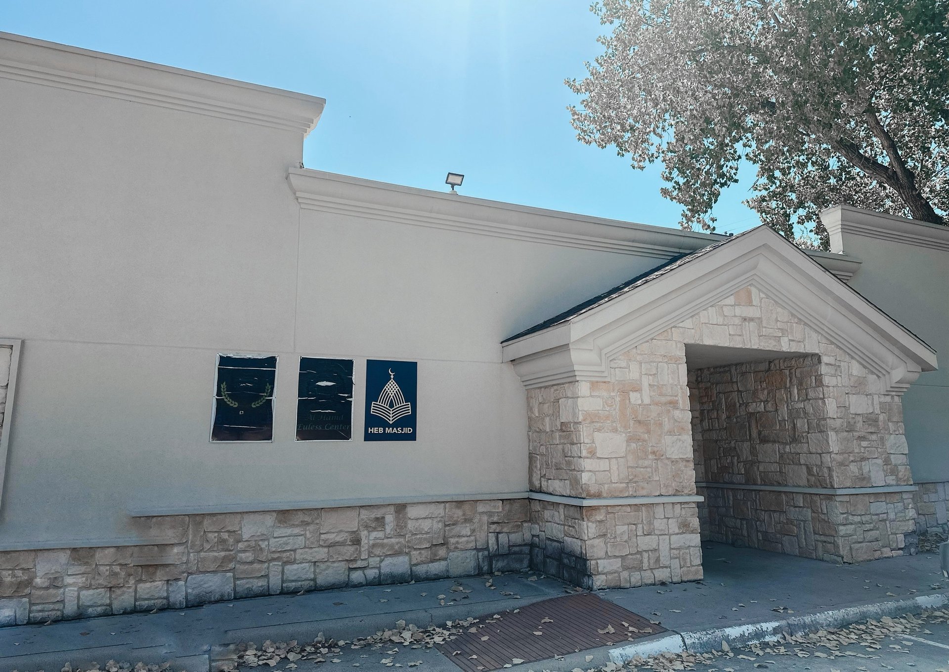 gray computer monitor