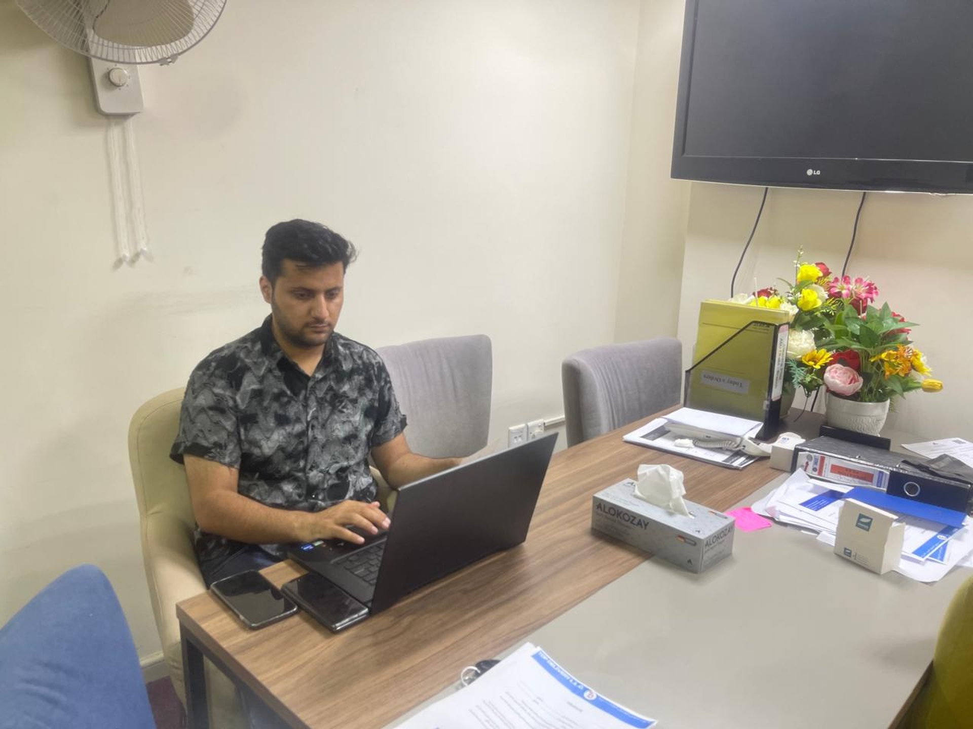 gray computer monitor