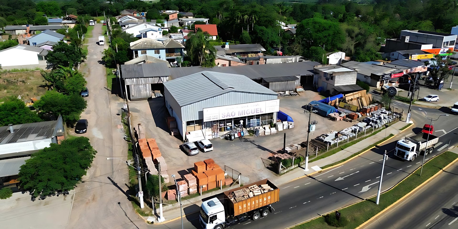 Madeireira e Ferragem São Miguel, com texto destacando materiais de construção, ferragens e tintas personalizadas.