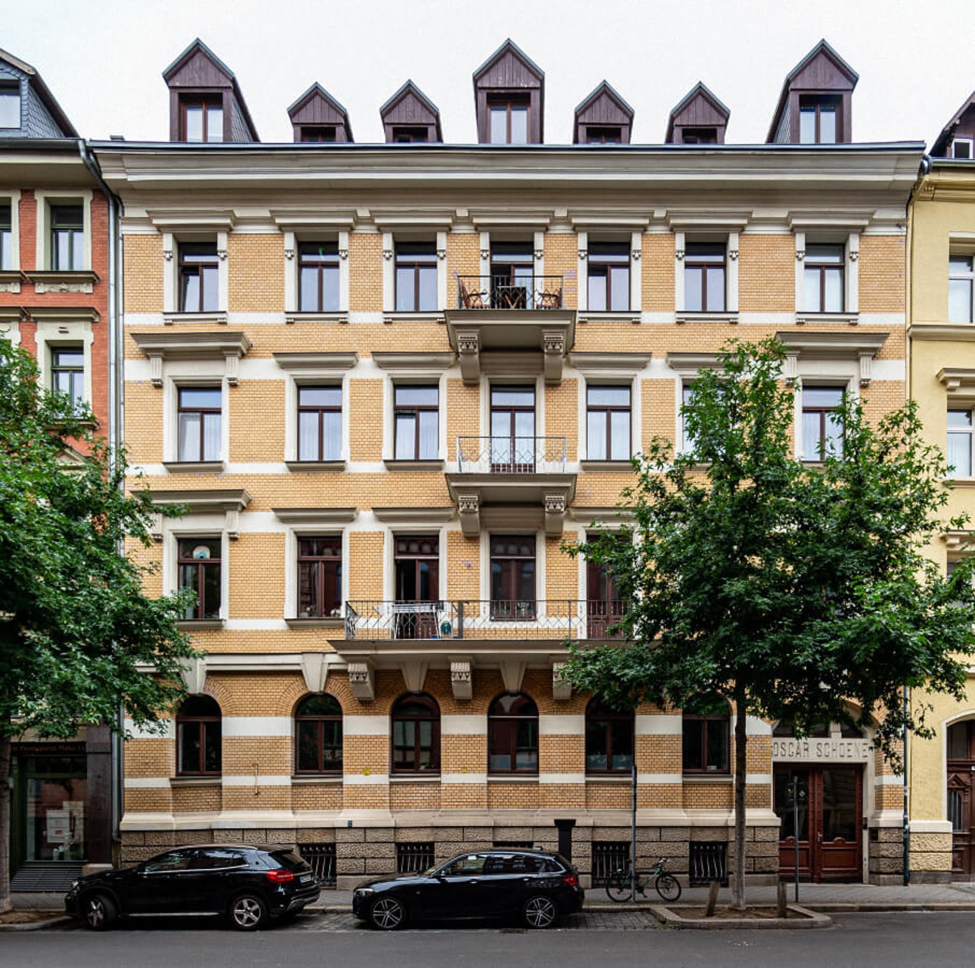 gray computer monitor