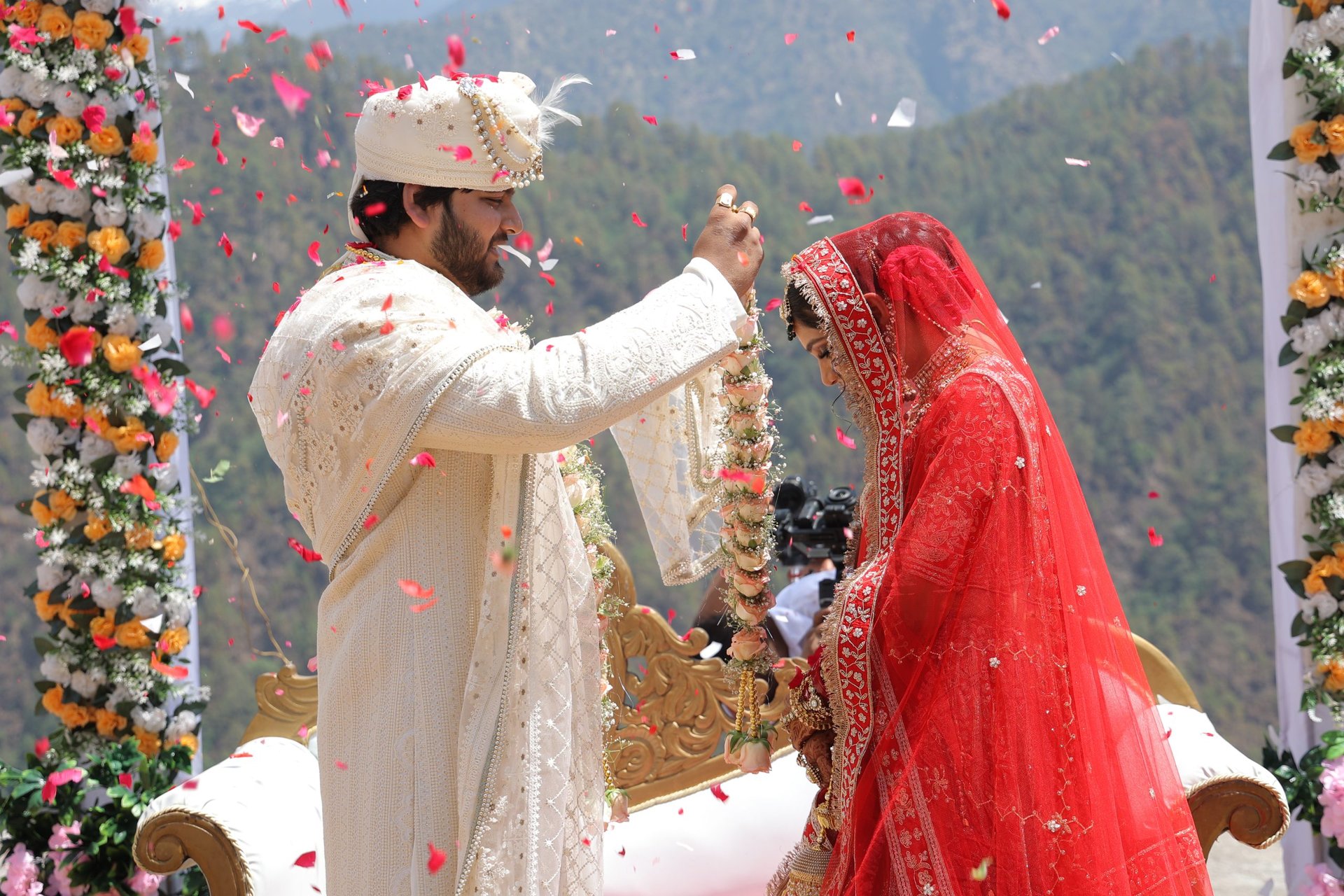 photo of a man and woman newly wedding holding a balloons