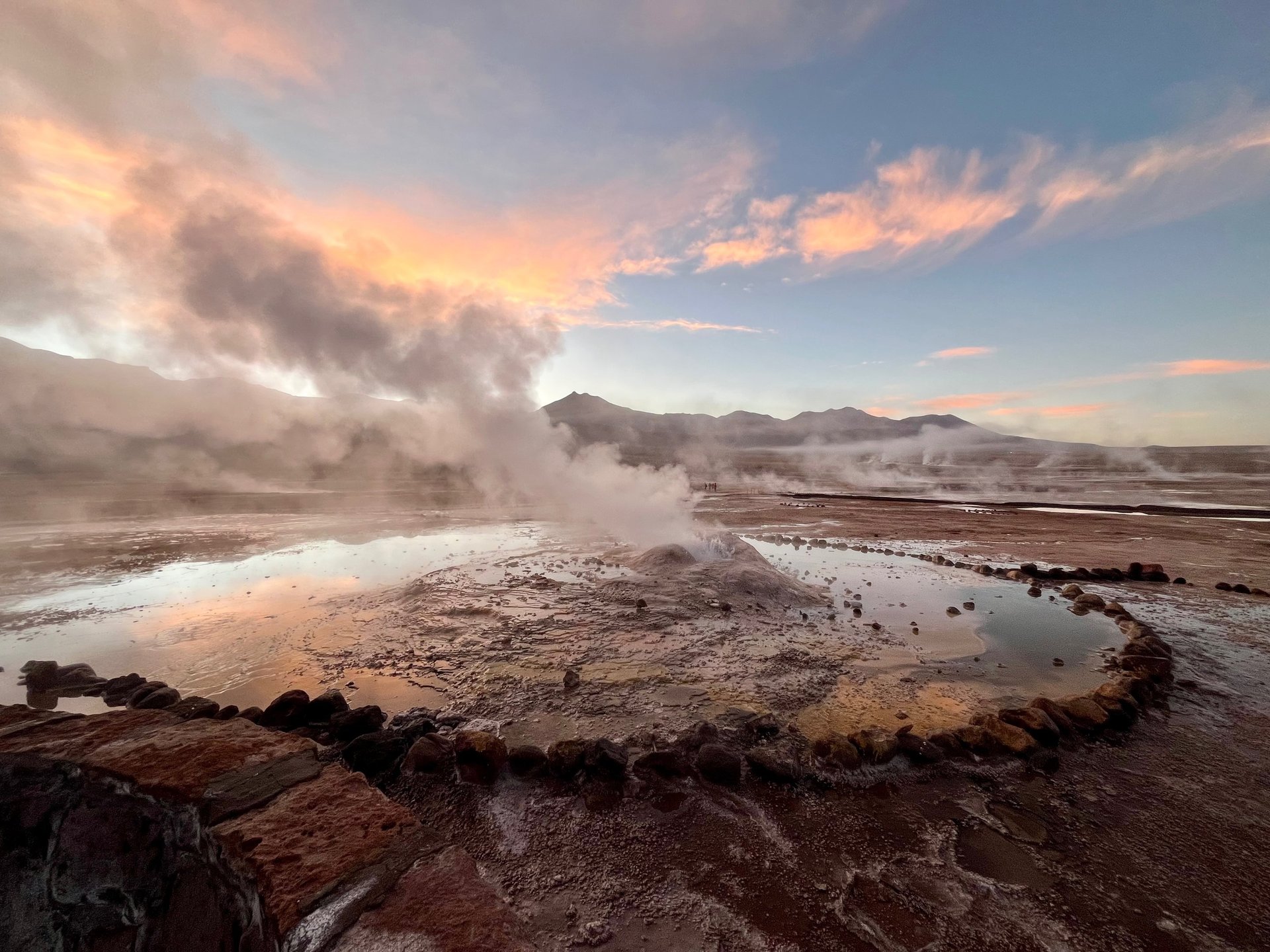gray computer monitor