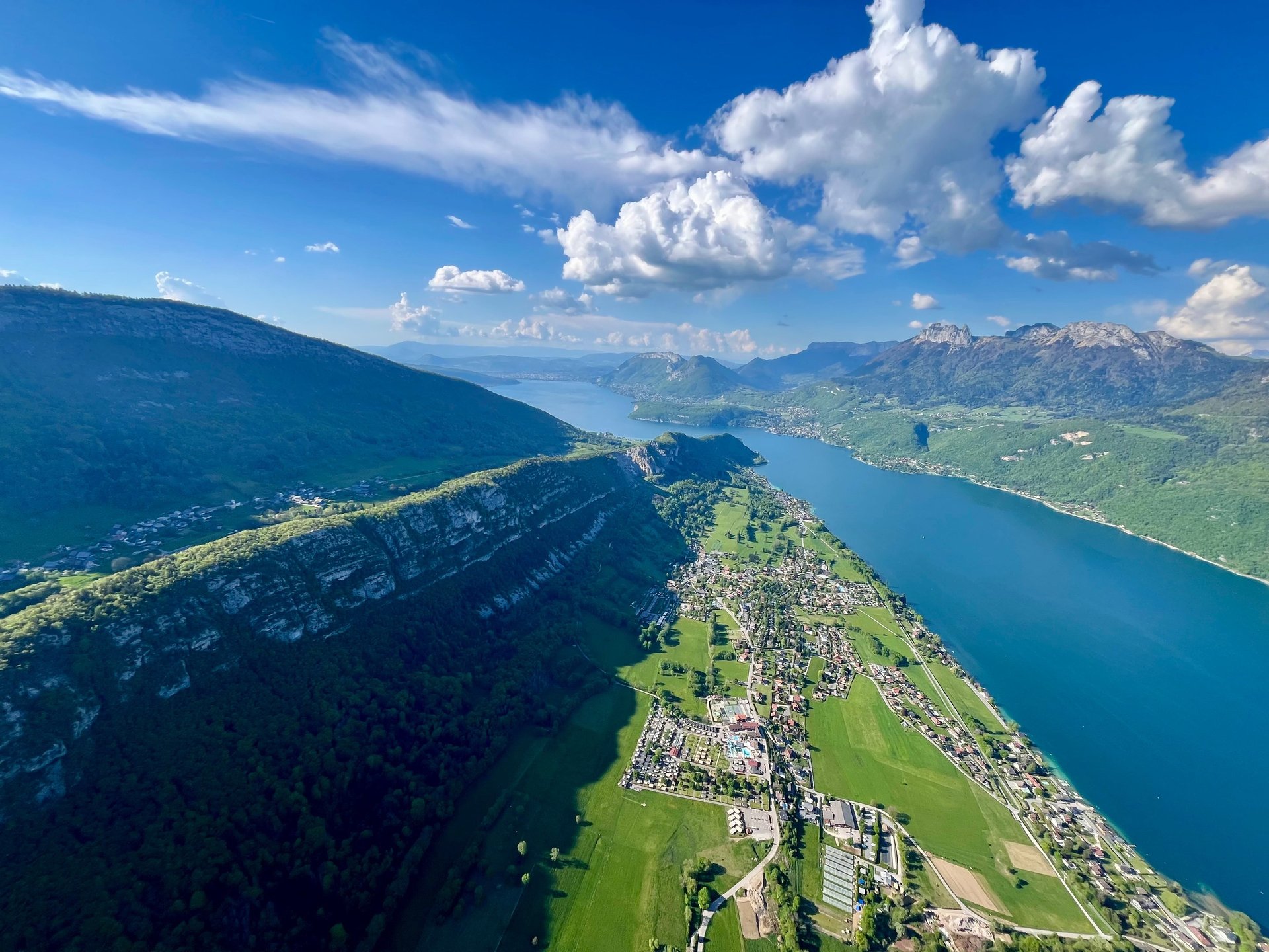 Les élèves font de la pente école, ils apprennent à voler.