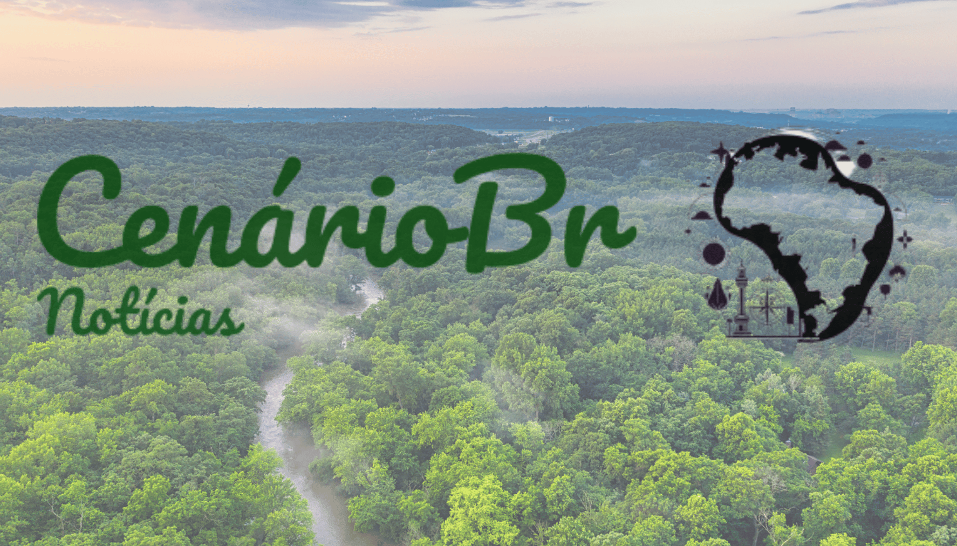 Logo do site: Notícias CenárioBr. Ao fundo uma imensa floresta, com mata fechada, cortada por um rio com um lindo horizonte.