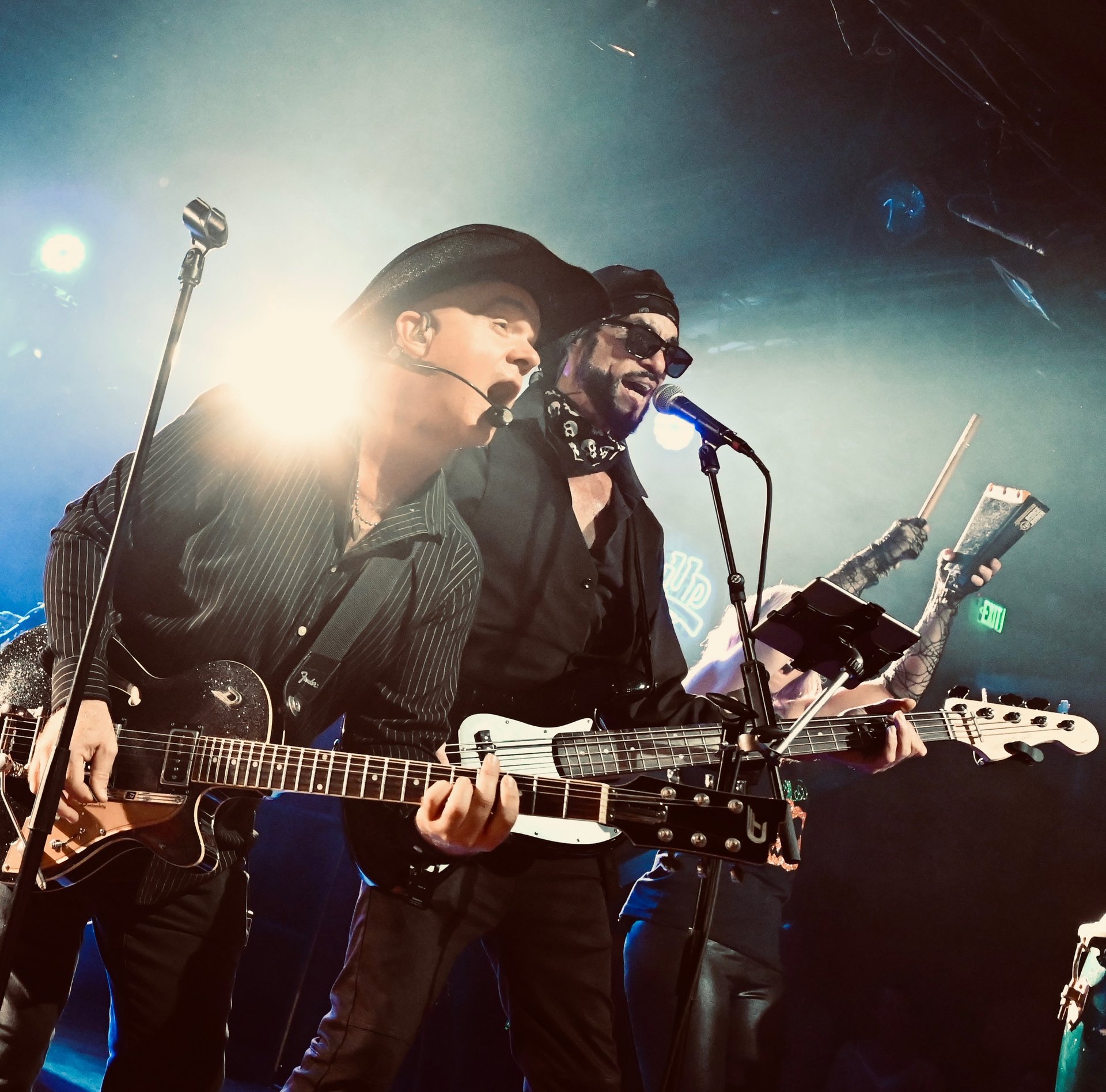 black and white bed linen