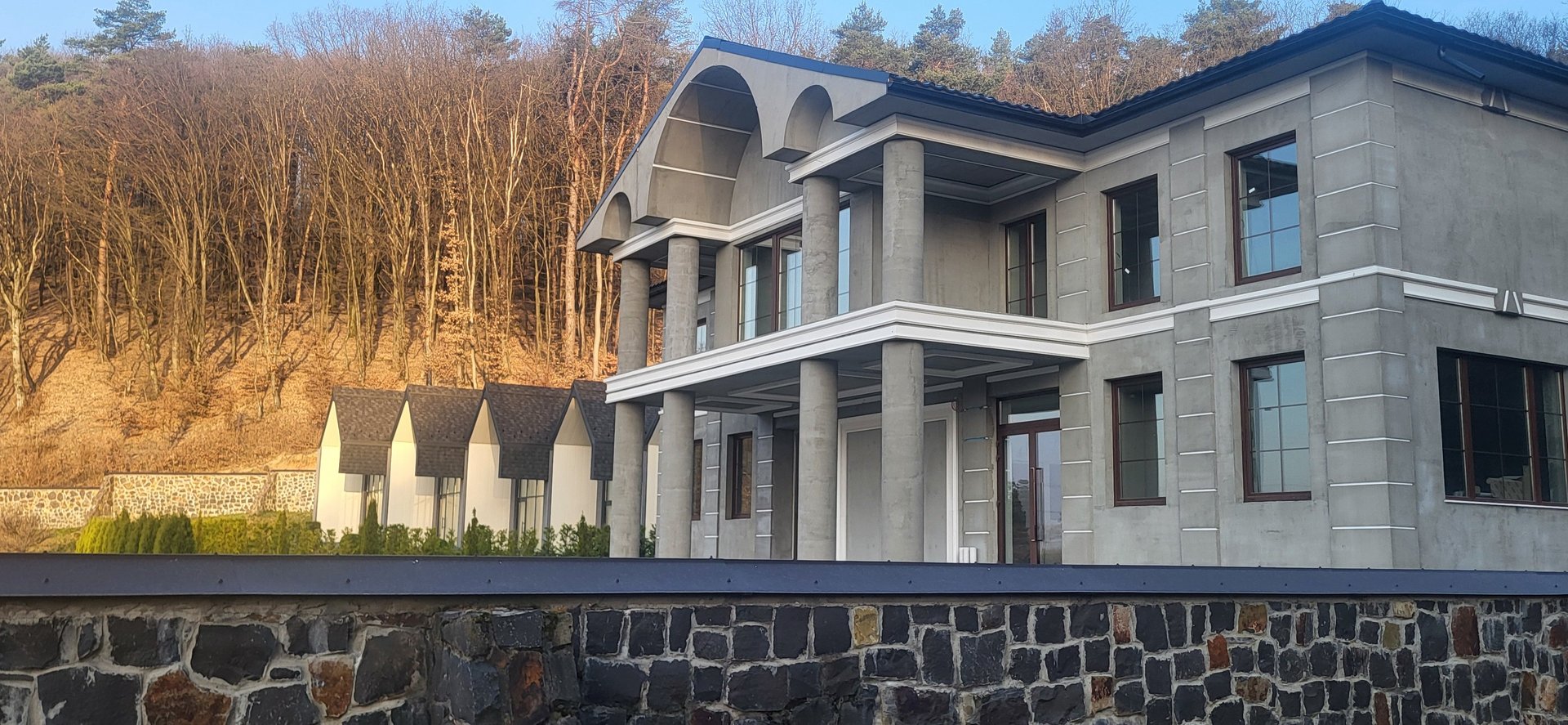 gray computer monitor