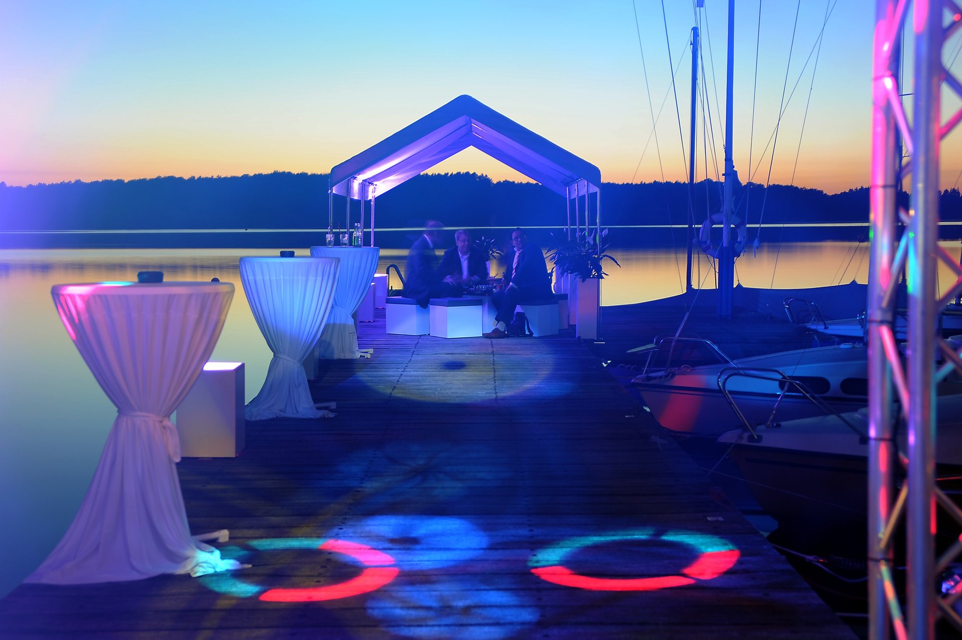 gray computer monitor