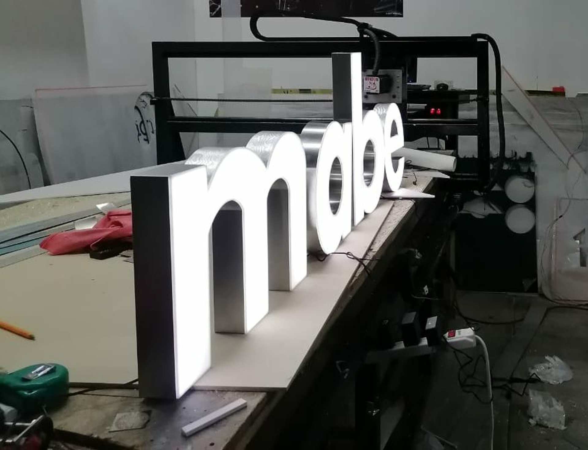 gray computer monitor