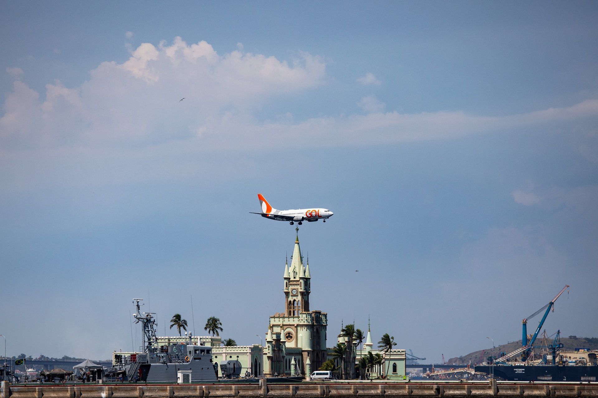 Visão de uma pessoa no banco de trás do ônibus