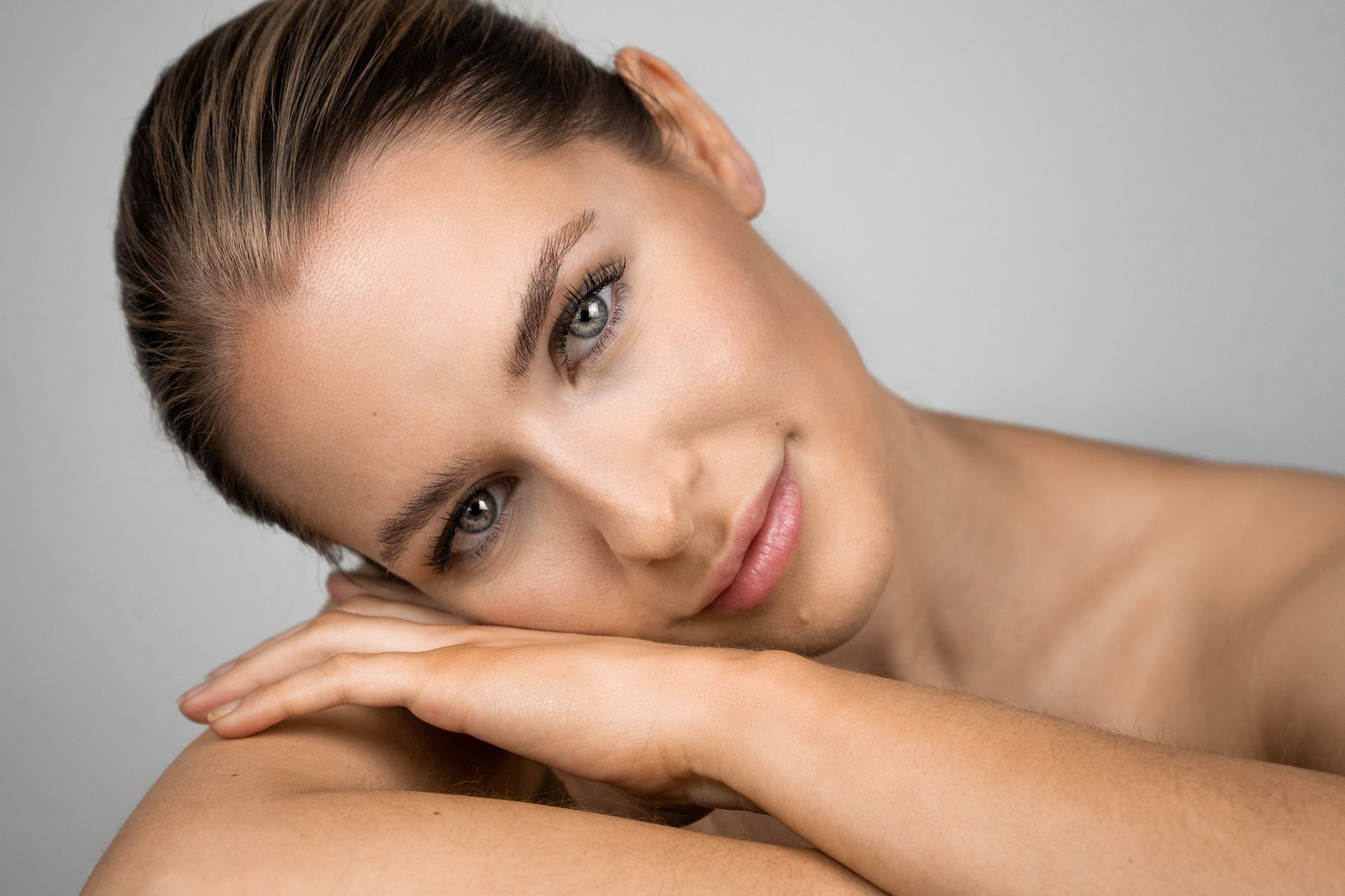 gray computer monitor