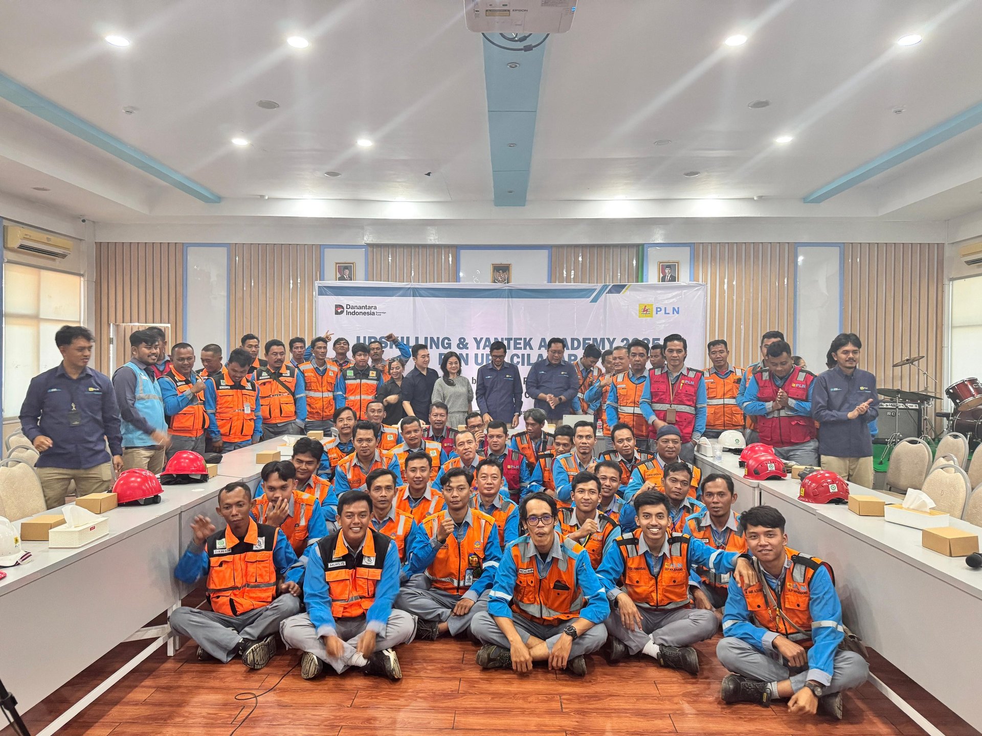 gray computer monitor