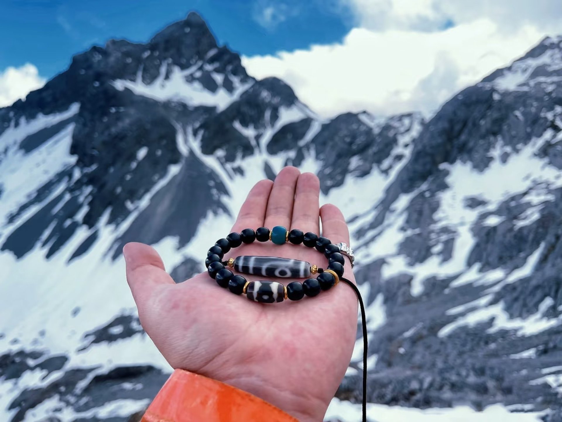 an abstract photo of a curved building with a blue sky in the background