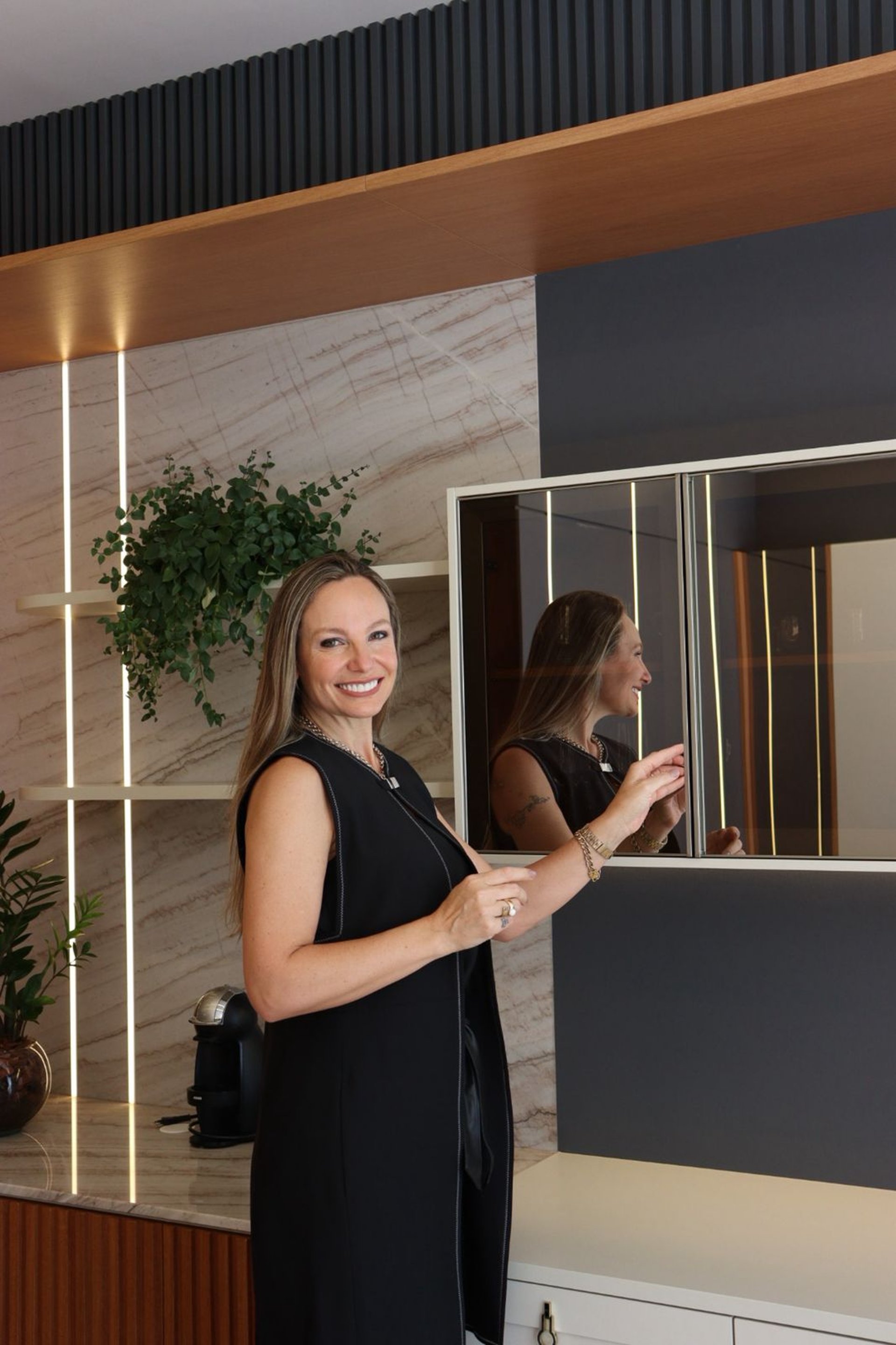 gray computer monitor