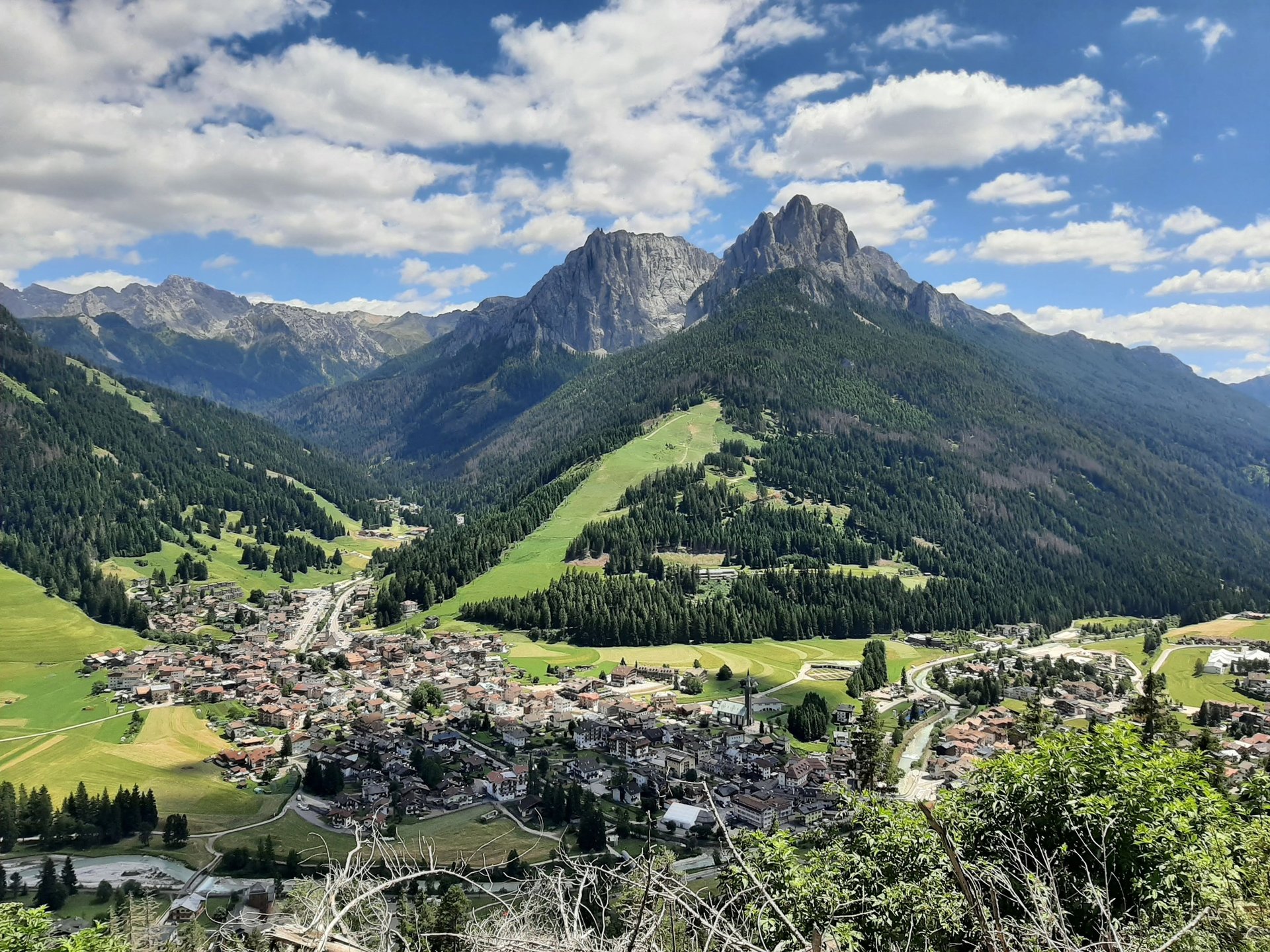 gray computer monitor