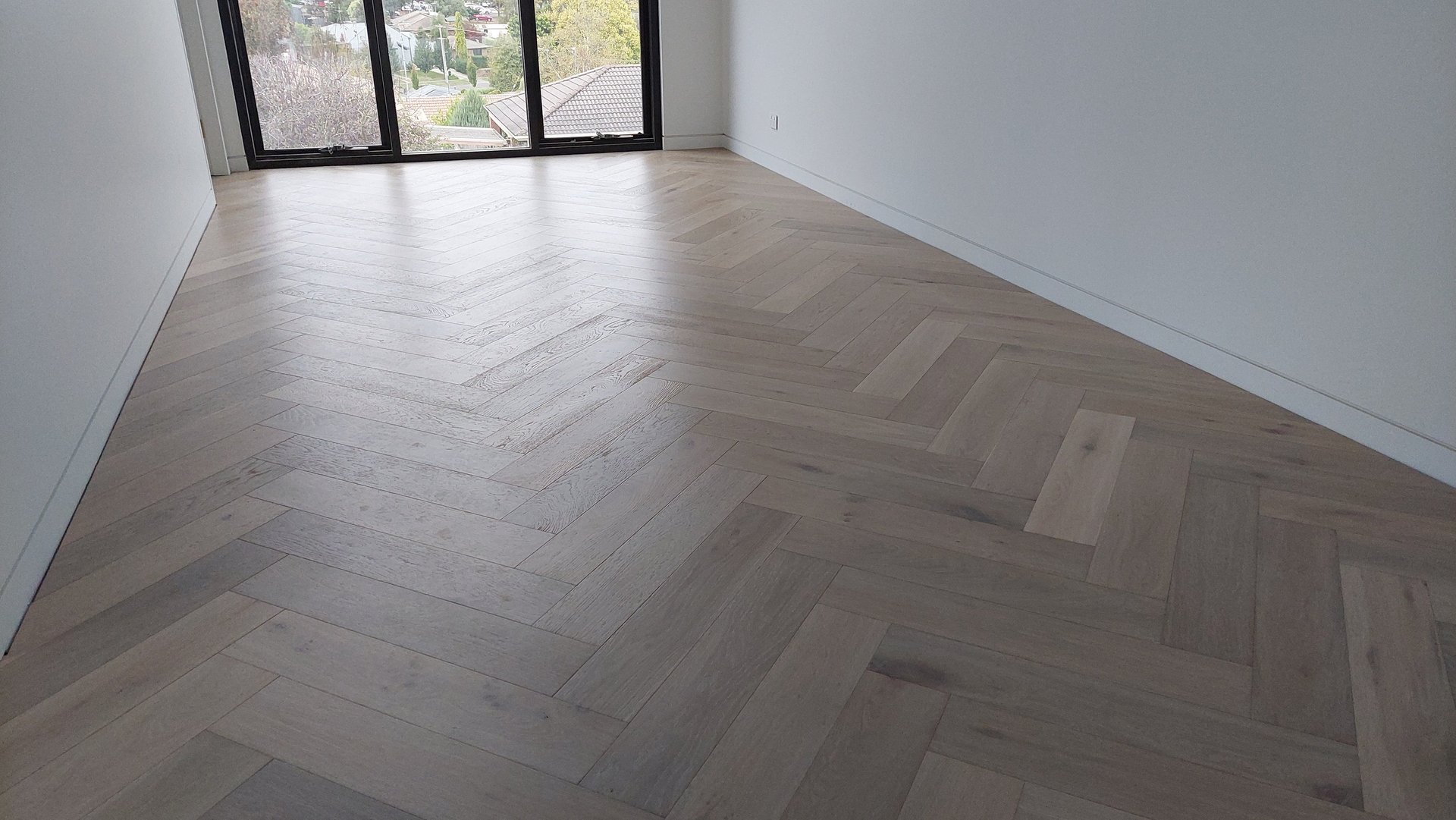 gray computer monitor