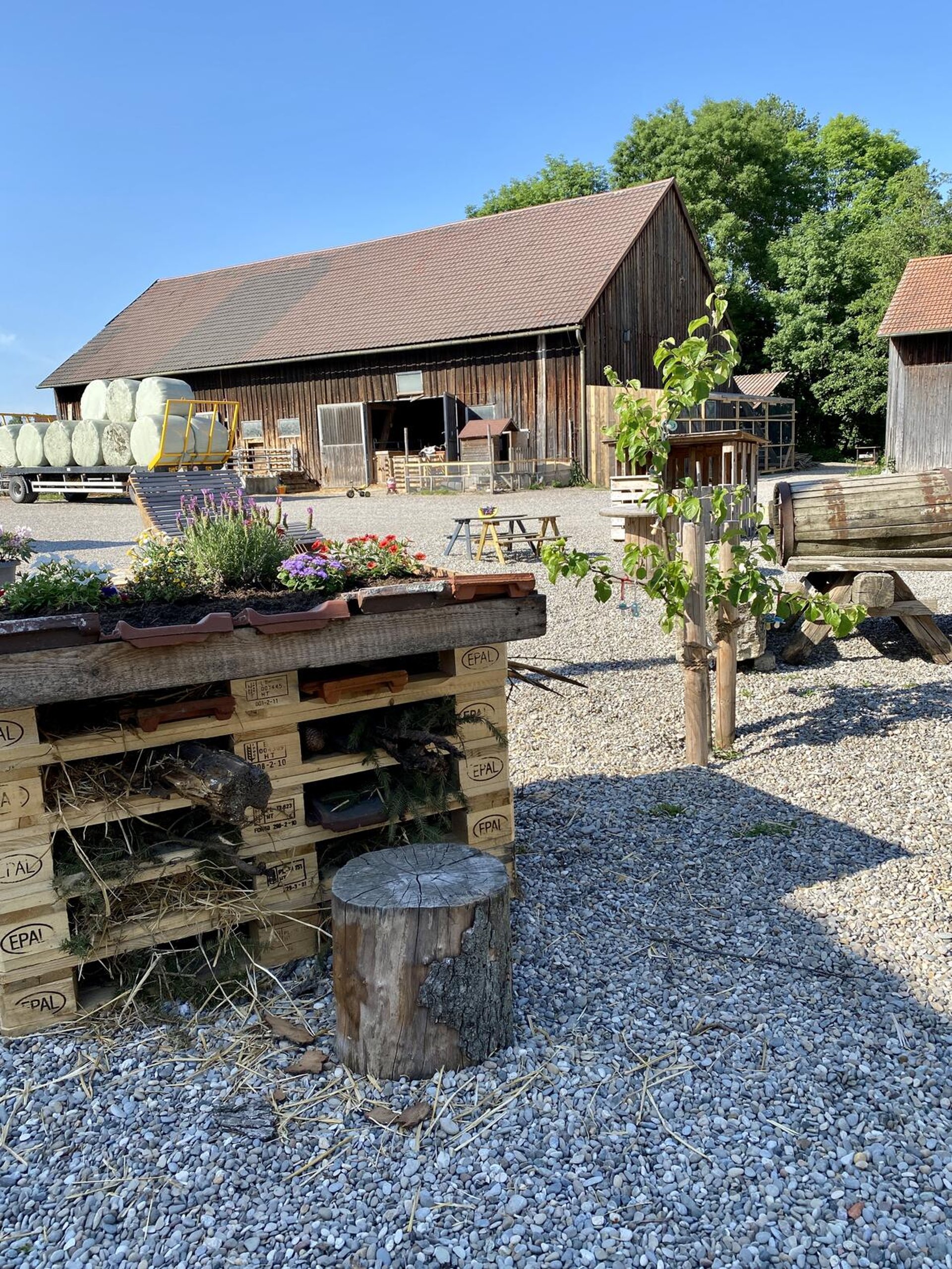 gray computer monitor