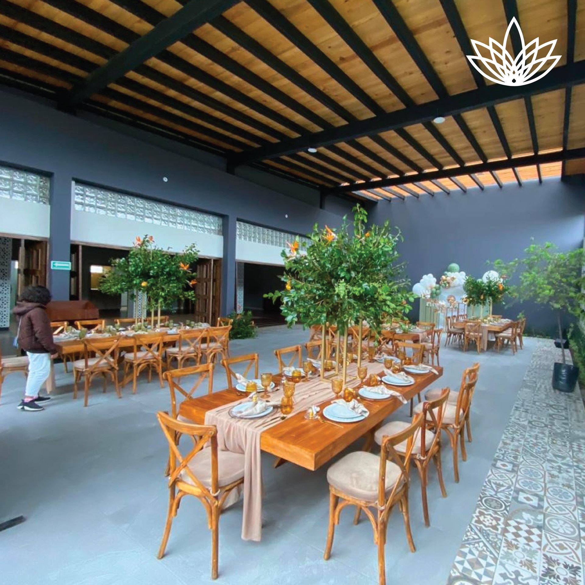 gray computer monitor