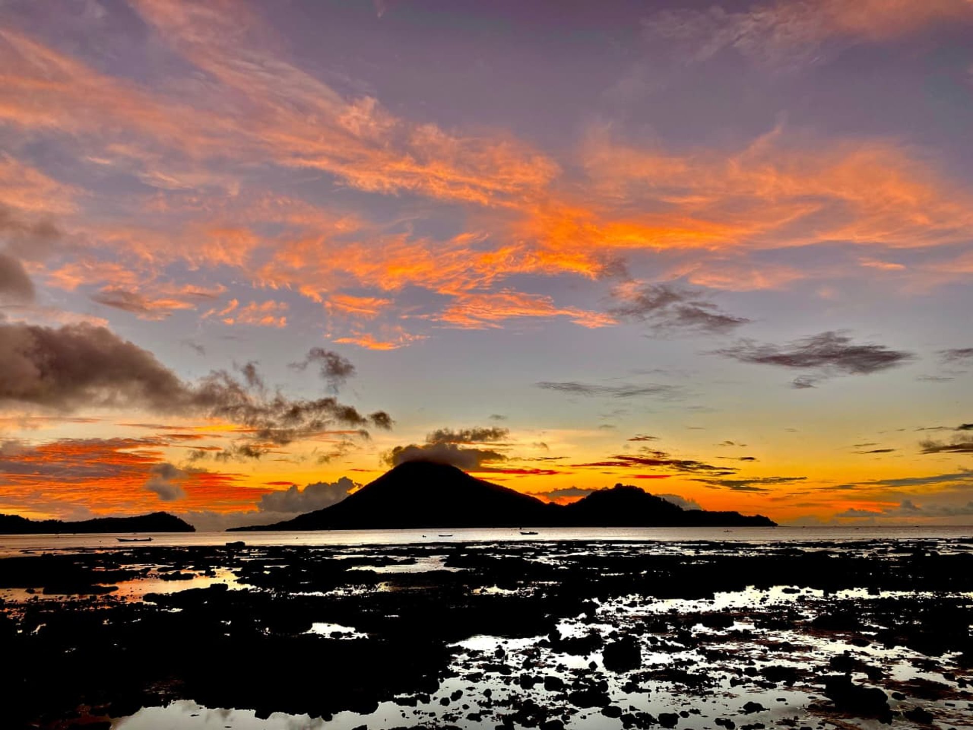 black and white bed linen