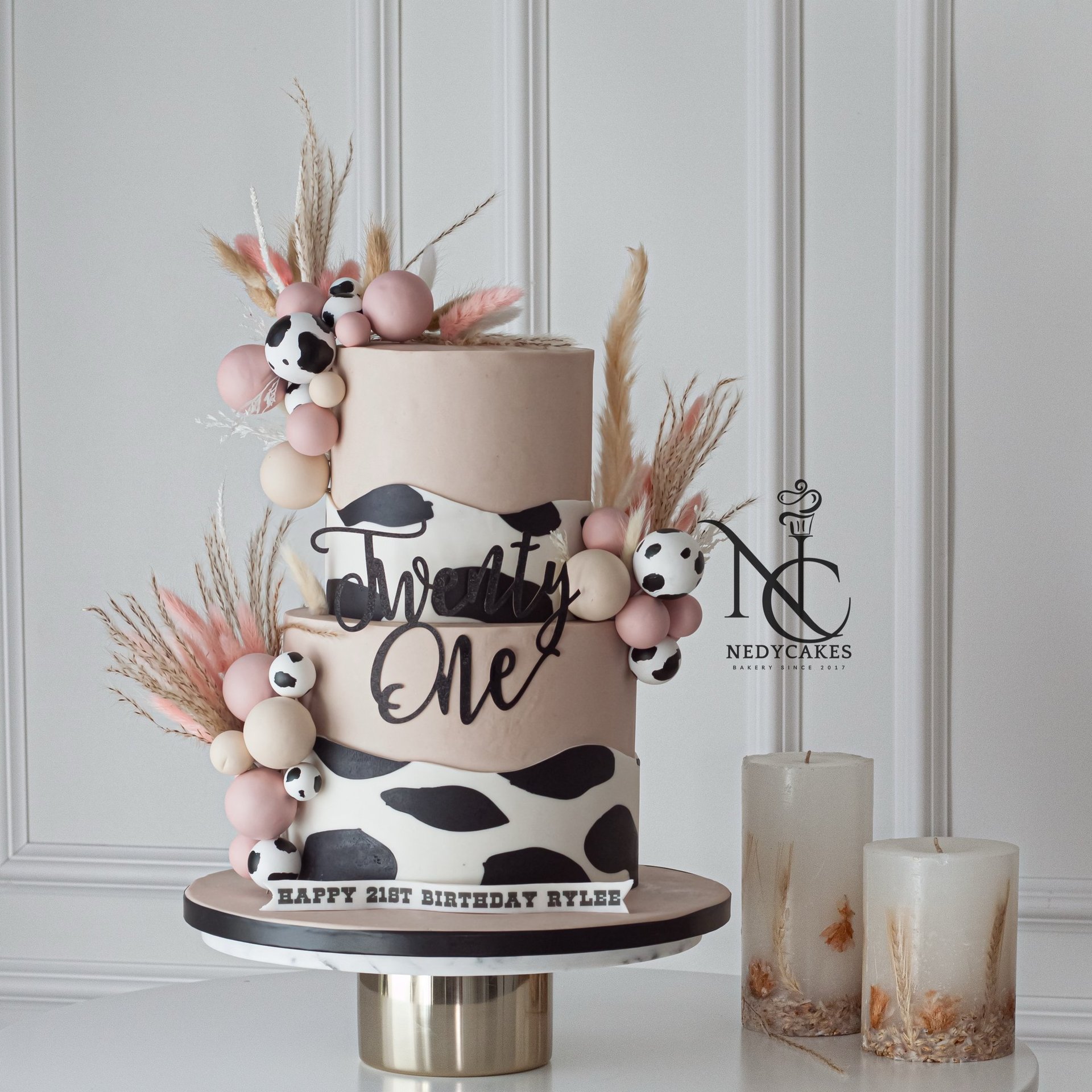 black and white bed linen