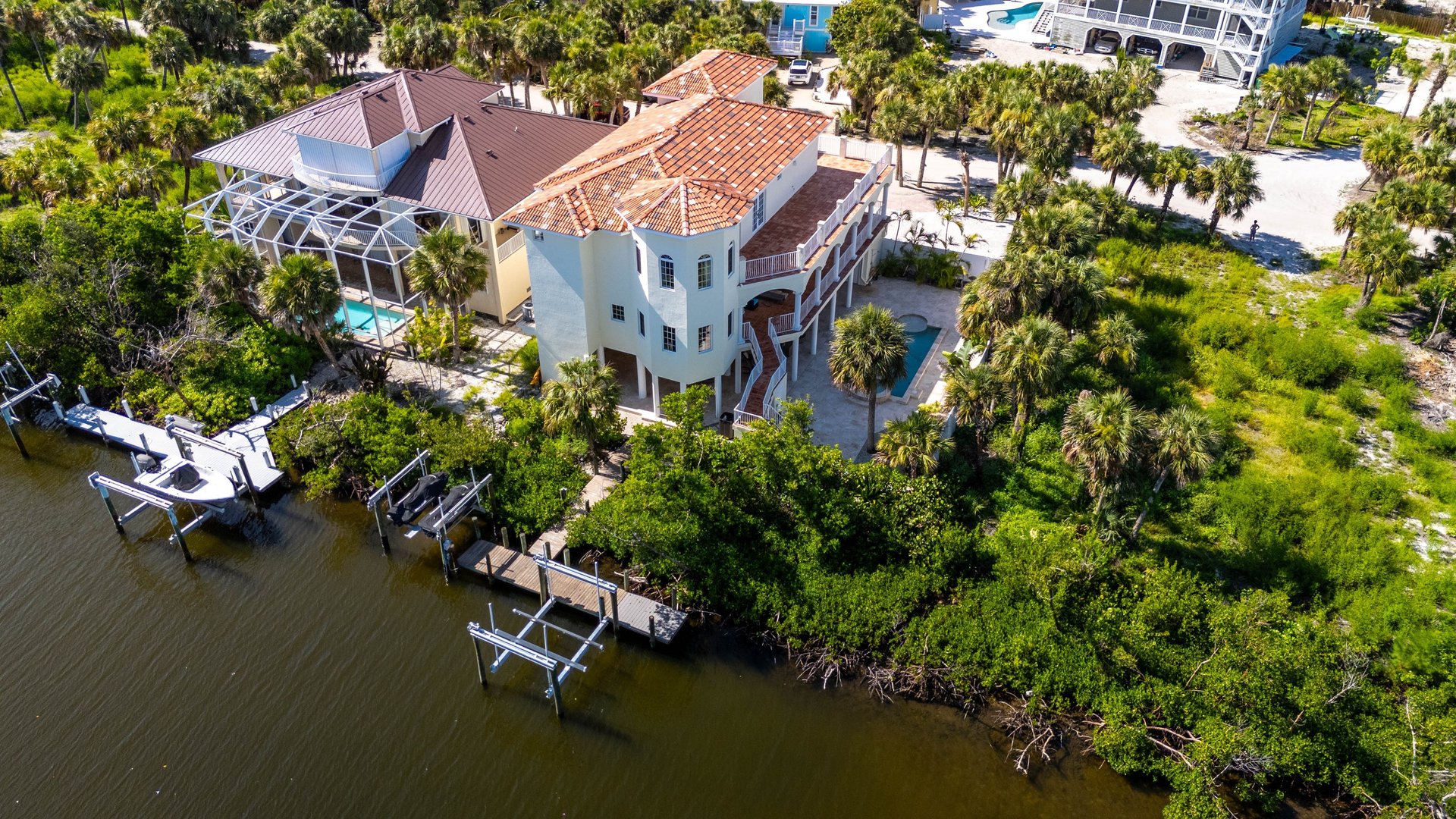 gray computer monitor