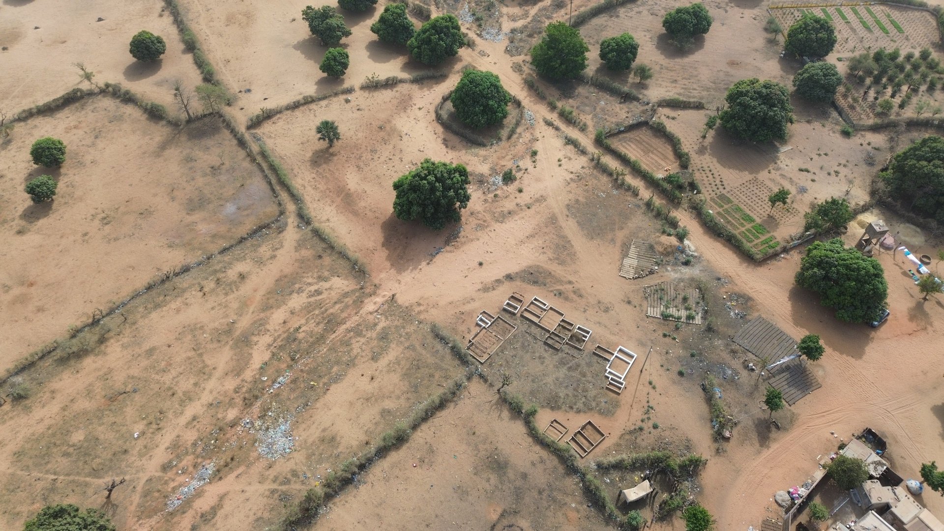 gray computer monitor