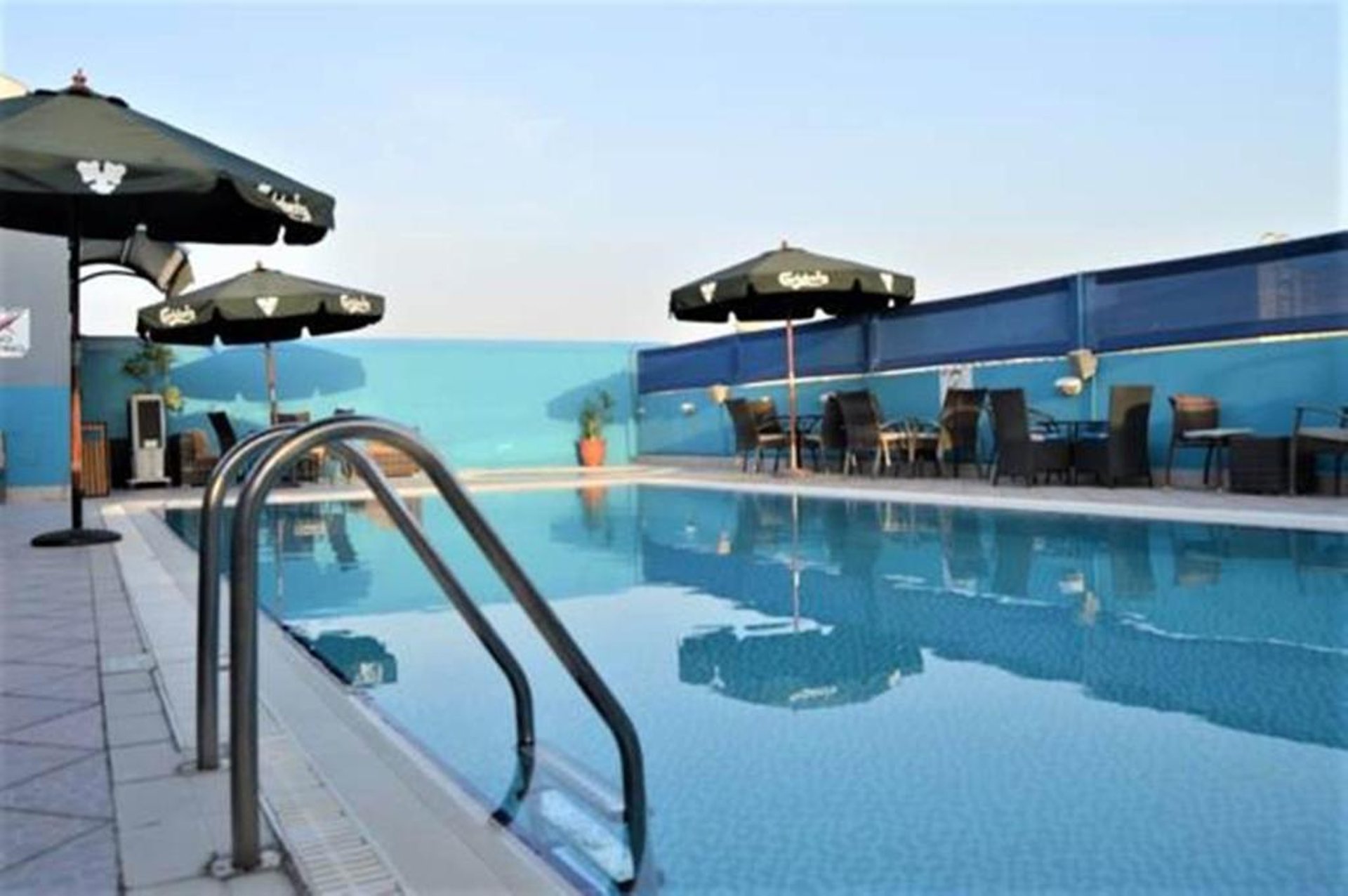 gray computer monitor