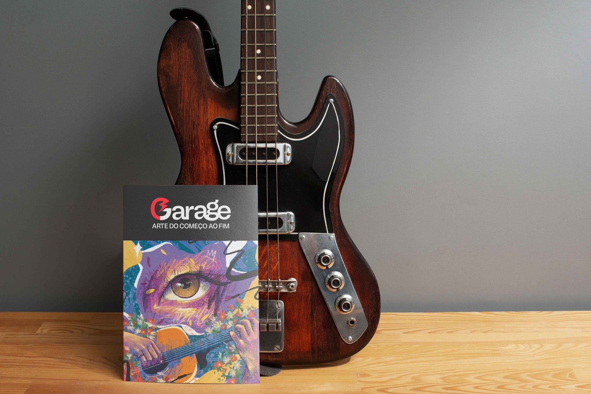 Imagem de uma revista sobre guitarras em uma loja, destacando produtos e dicas para amantes de música e instrumentos.