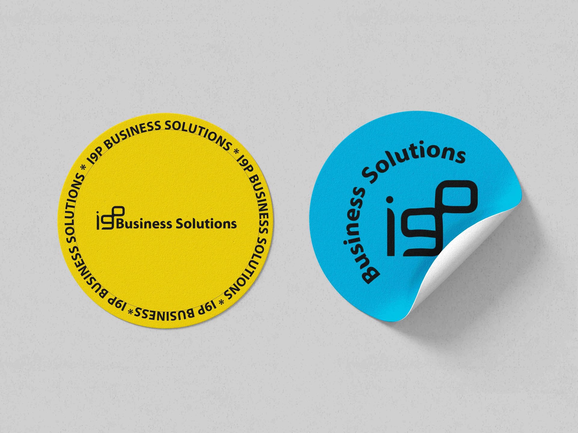 Adesivo amarelo e azul com o logotipo de soluções empresariais, simbolizando profissionalismo e inovação.