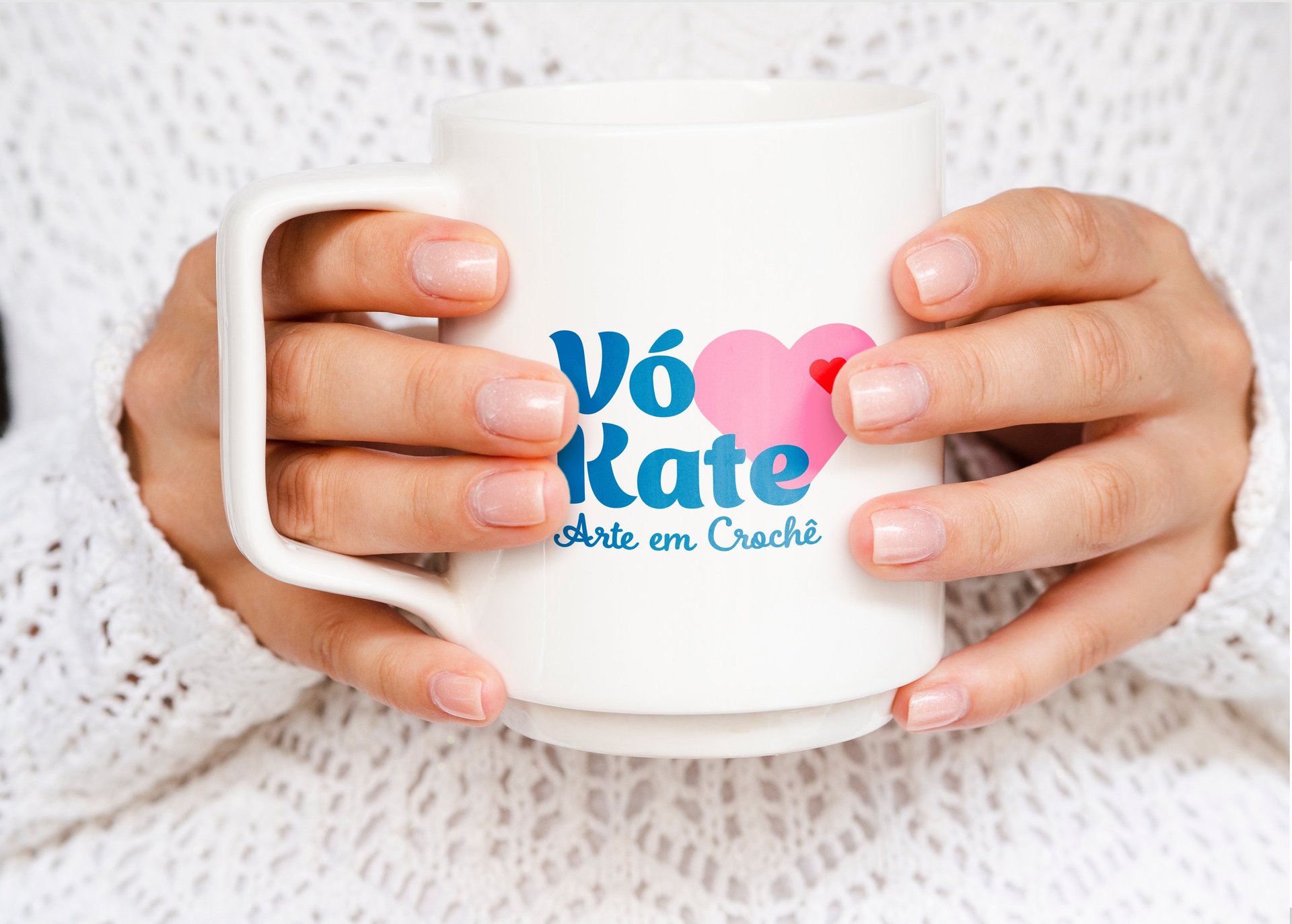 Mulher segurando uma xícara com estampa da marca Vó Kate, destacando o design e a elegância do produto.